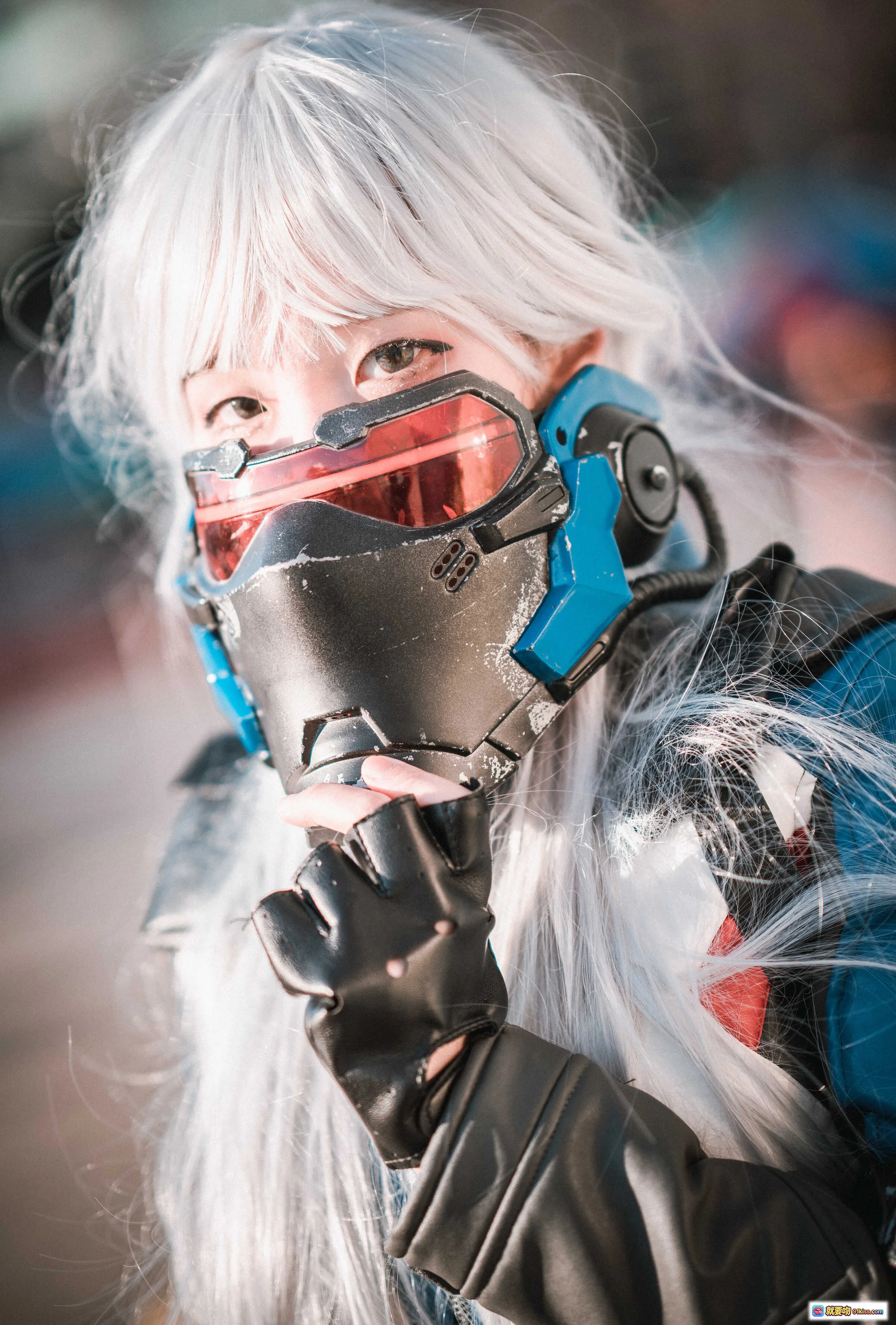 韩国正妹Jenny Cosplay Soldier 76 白发红镜面罩 未来科技风战斗装束 精致细节还原角色 - 就要吻