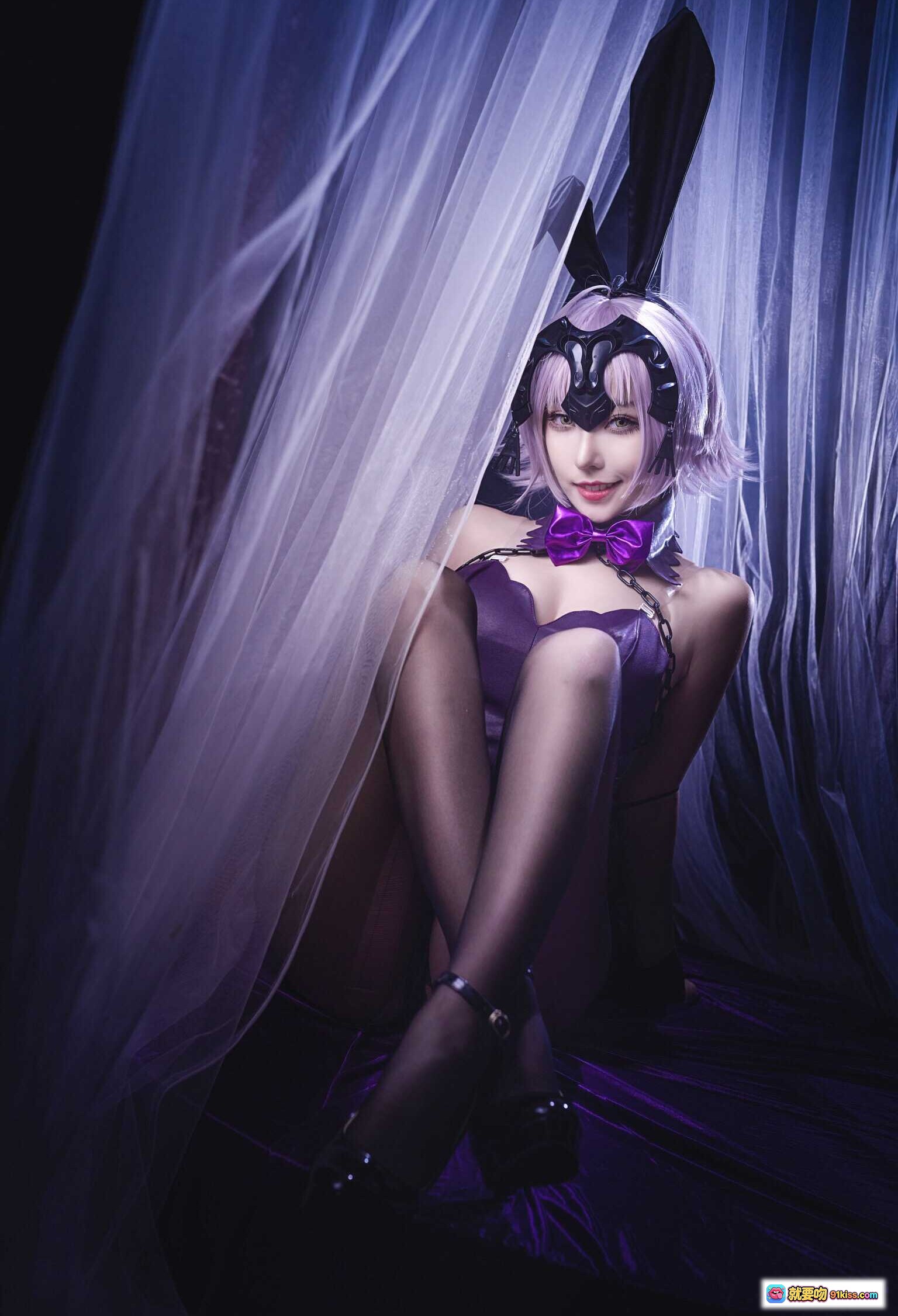 图片[2] - 菌烨tako黑贞德兔女郎COS写真 | 紫色皮质紧身衣+兔耳头饰+链条装饰+暗黑系氛围感美图 - 就要吻