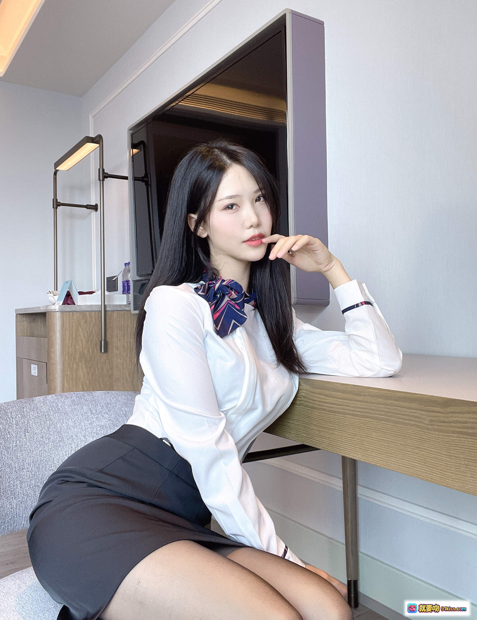 图片[2] - 抖娘利世NO.078空姐制服写真｜白衬衫黑短裙丝袜美腿｜优雅坐姿室内拍摄 - 就要吻