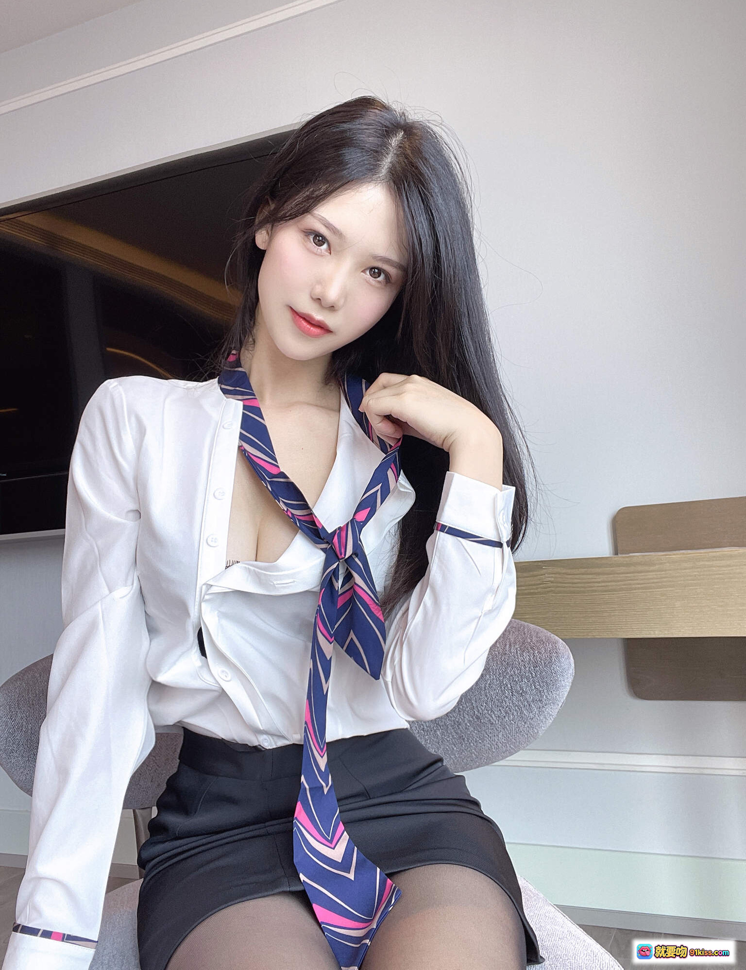 图片[10] - 抖娘利世NO.078空姐制服写真｜白衬衫黑短裙丝袜美腿｜优雅坐姿室内拍摄 - 就要吻