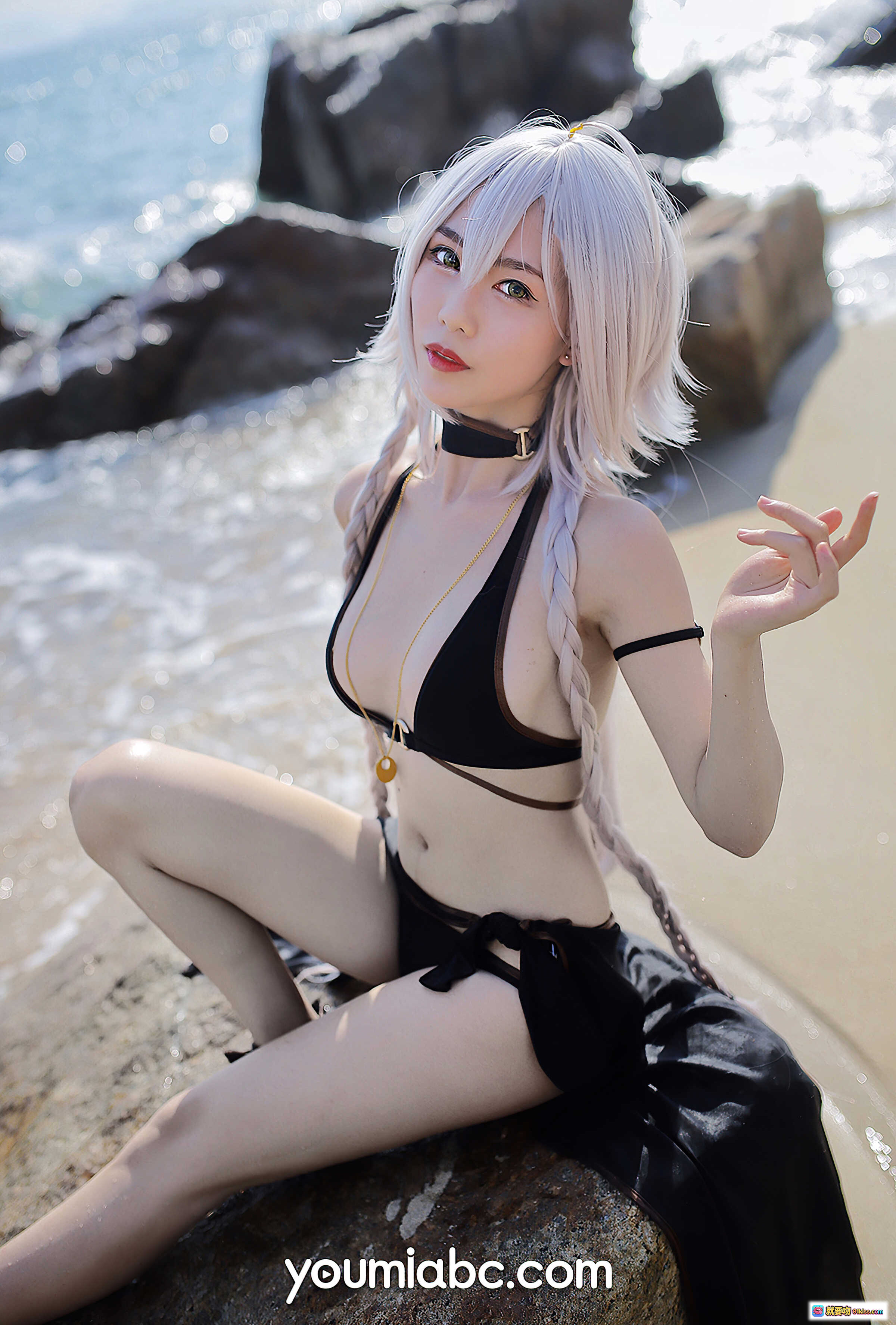 图片[2] - YouMi尤蜜2020.12.14 FGO黑贞德泳装COS海边岩石写真 抖娘利世同款银发 braided双马尾 黑色比基尼 透明纱巾 海景背景 高清25P - 就要吻