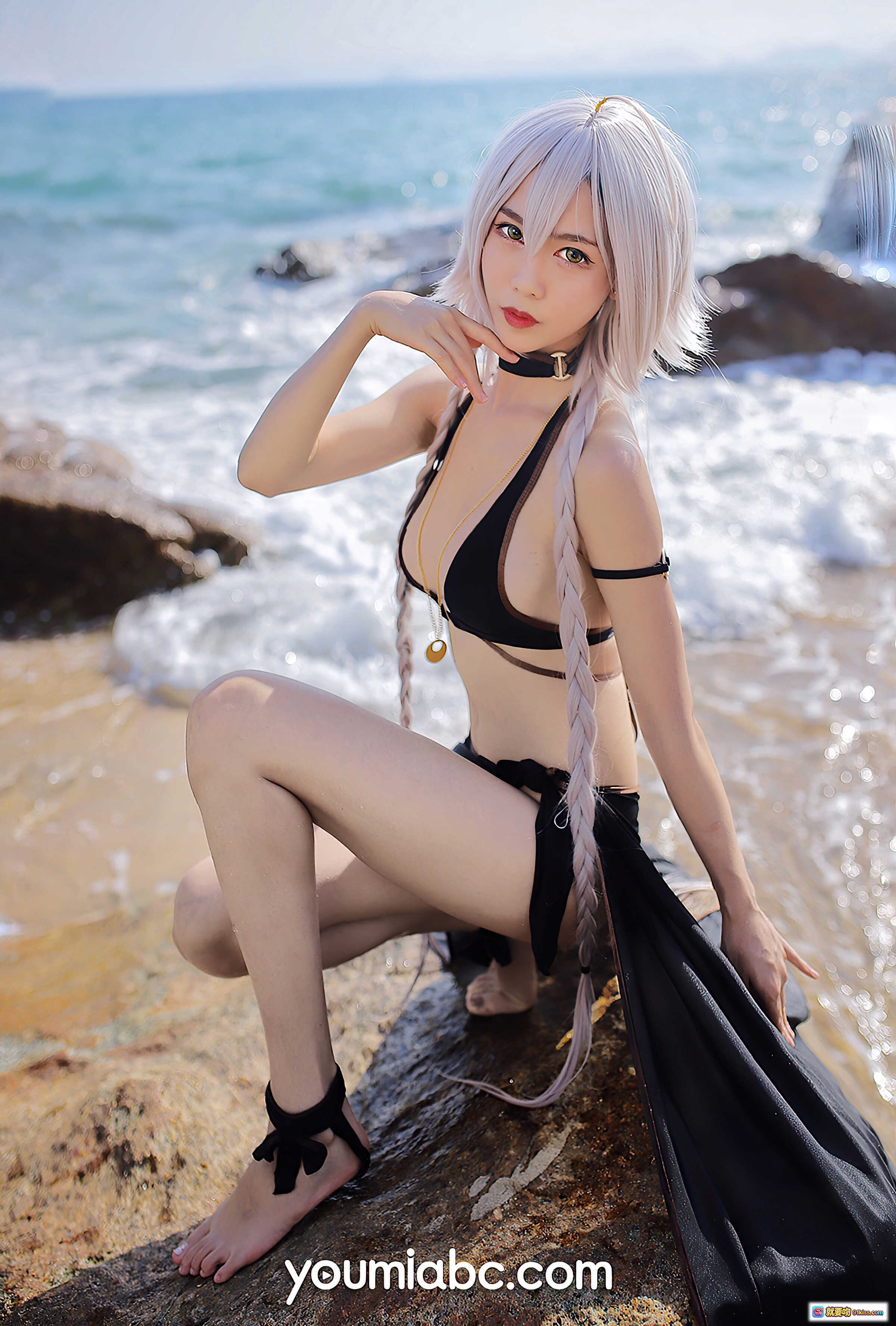 图片[10] - YouMi尤蜜2020.12.14 FGO黑贞德泳装COS海边岩石写真 抖娘利世同款银发 braided双马尾 黑色比基尼 透明纱巾 海景背景 高清25P - 就要吻