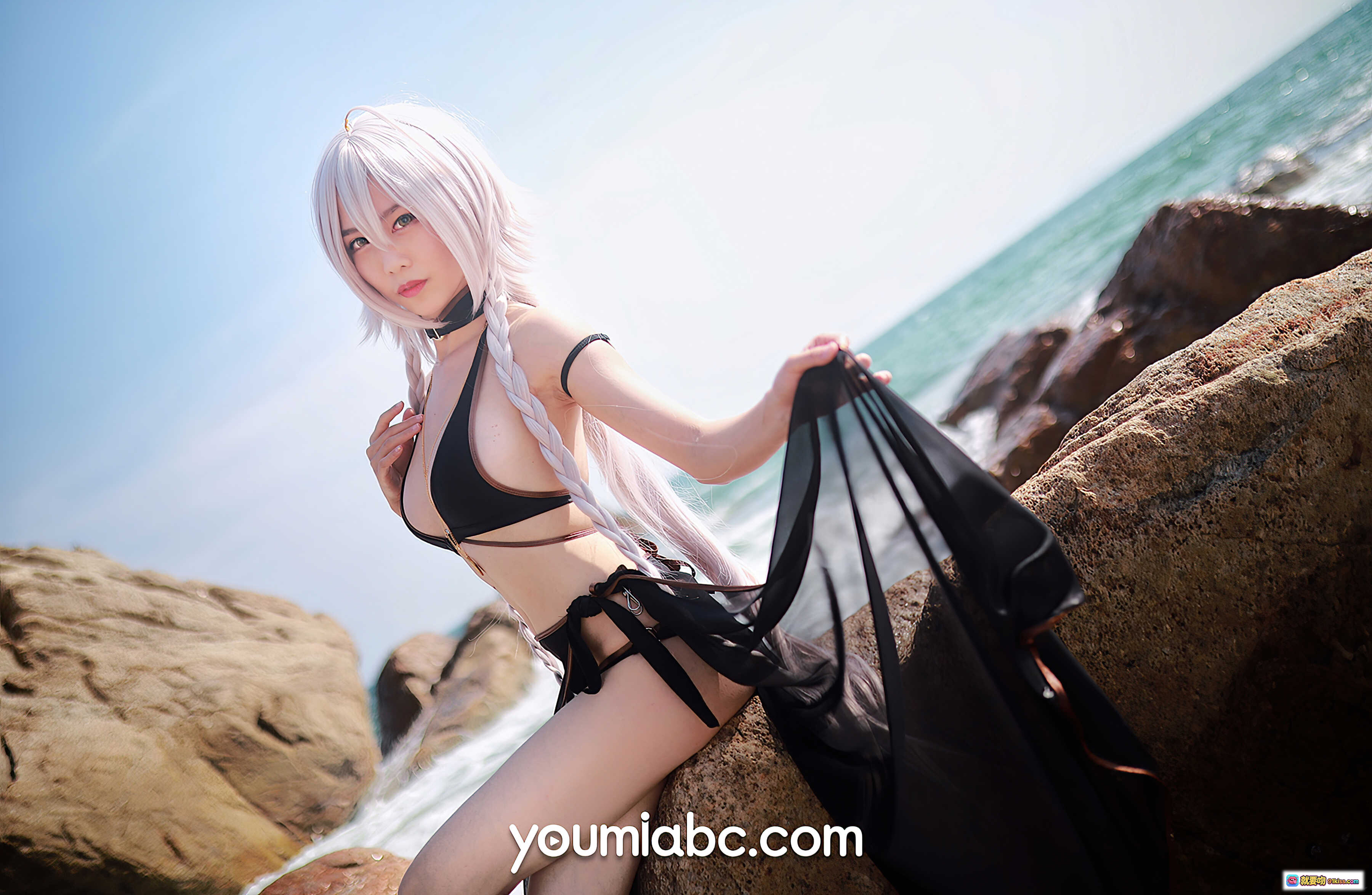 图片[3] - YouMi尤蜜2020.12.14 FGO黑贞德泳装COS海边岩石写真 抖娘利世同款银发 braided双马尾 黑色比基尼 透明纱巾 海景背景 高清25P - 就要吻