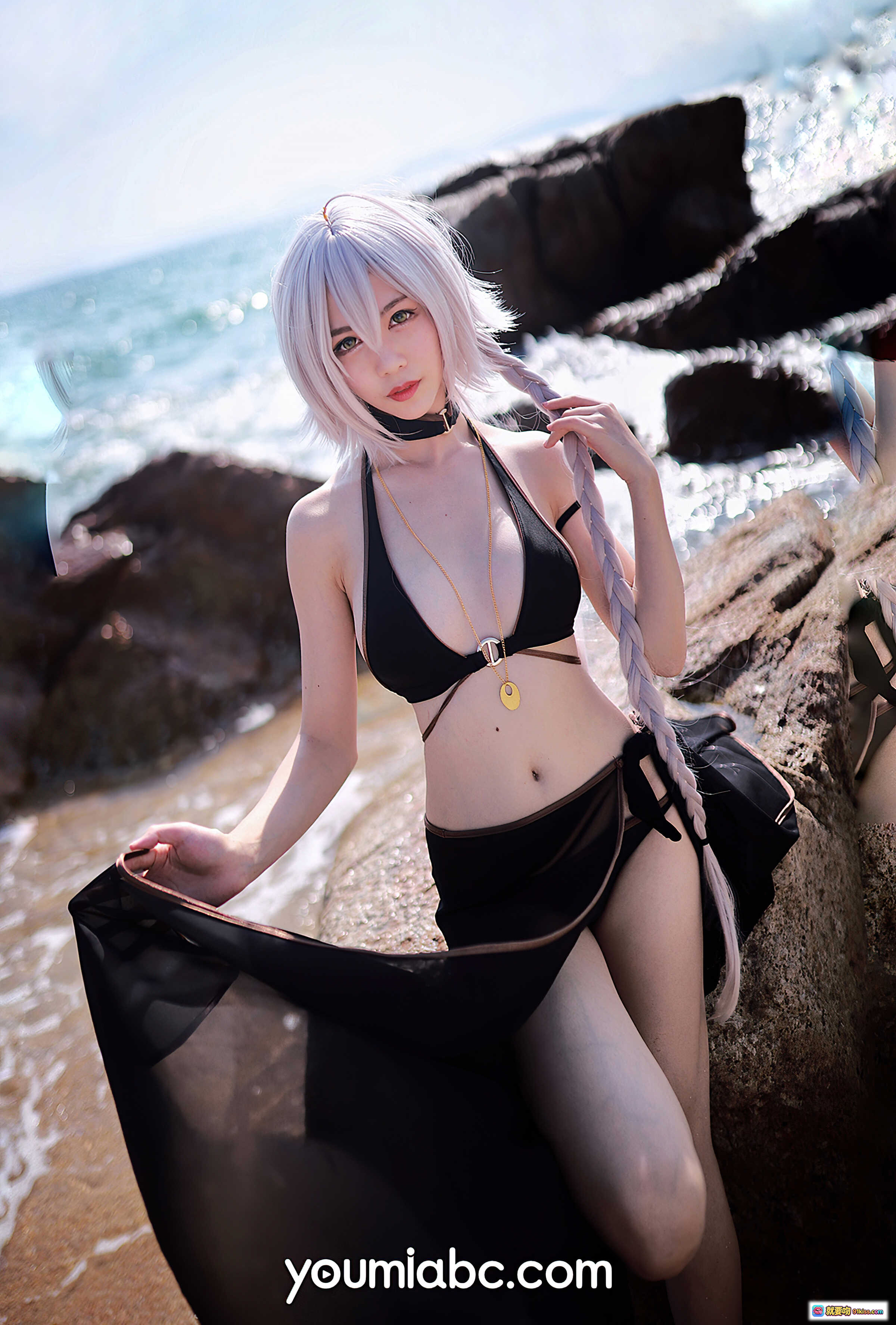 图片[8] - YouMi尤蜜2020.12.14 FGO黑贞德泳装COS海边岩石写真 抖娘利世同款银发 braided双马尾 黑色比基尼 透明纱巾 海景背景 高清25P - 就要吻
