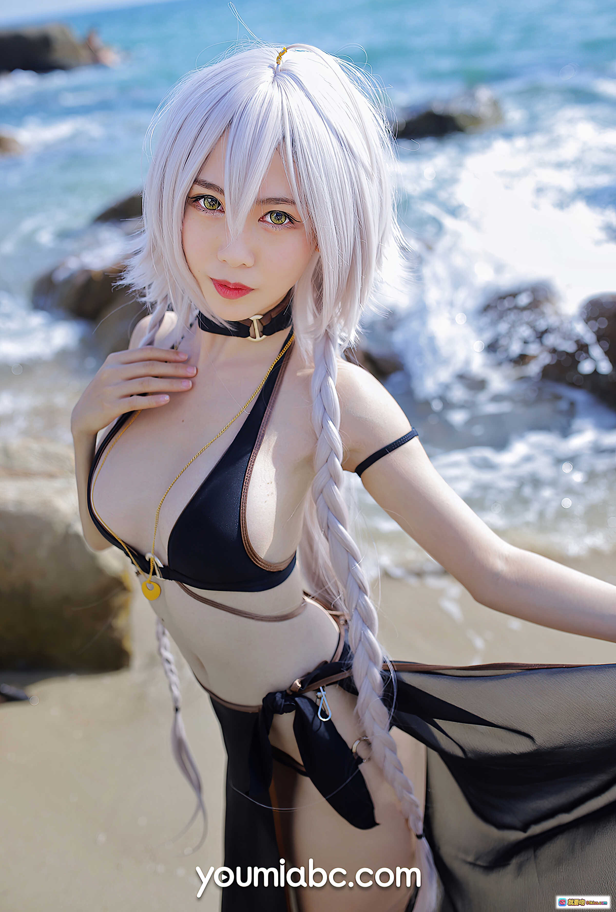 图片[4] - YouMi尤蜜2020.12.14 FGO黑贞德泳装COS海边岩石写真 抖娘利世同款银发 braided双马尾 黑色比基尼 透明纱巾 海景背景 高清25P - 就要吻