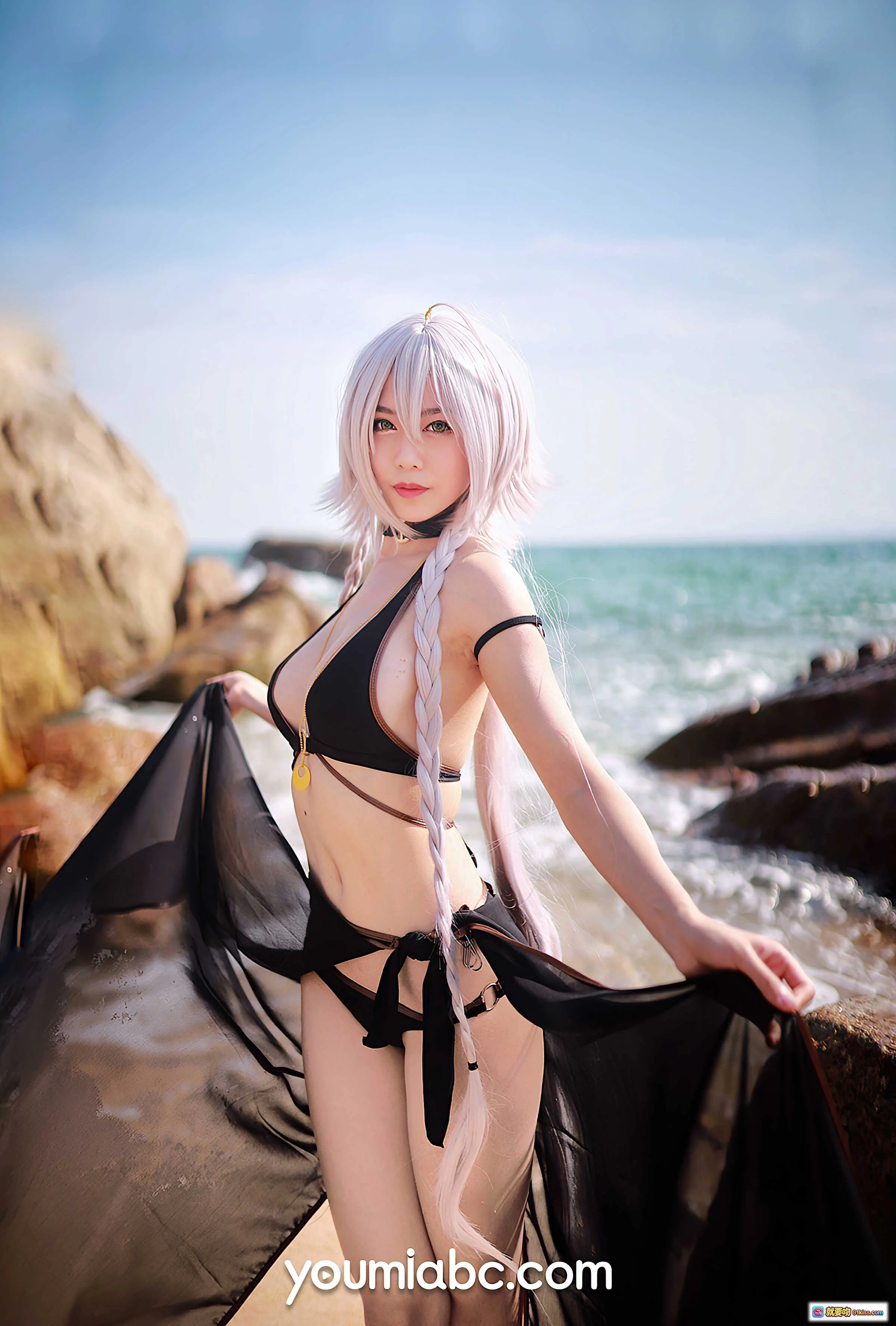YouMi尤蜜2020.12.14 FGO黑贞德泳装COS海边岩石写真 抖娘利世同款银发 braided双马尾 黑色比基尼 透明纱巾 海景背景 高清25P - 就要吻
