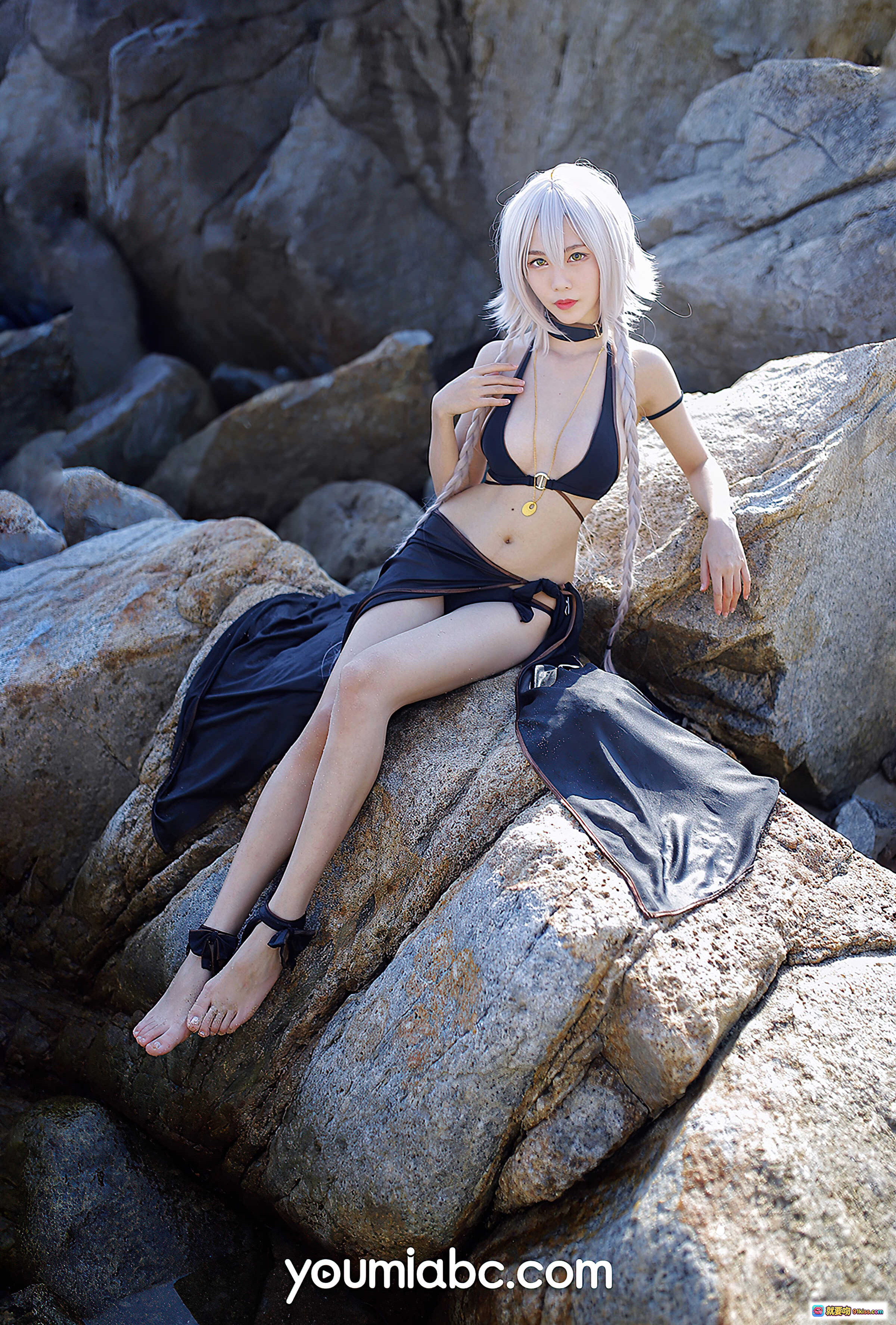 图片[5] - YouMi尤蜜2020.12.14 FGO黑贞德泳装COS海边岩石写真 抖娘利世同款银发 braided双马尾 黑色比基尼 透明纱巾 海景背景 高清25P - 就要吻