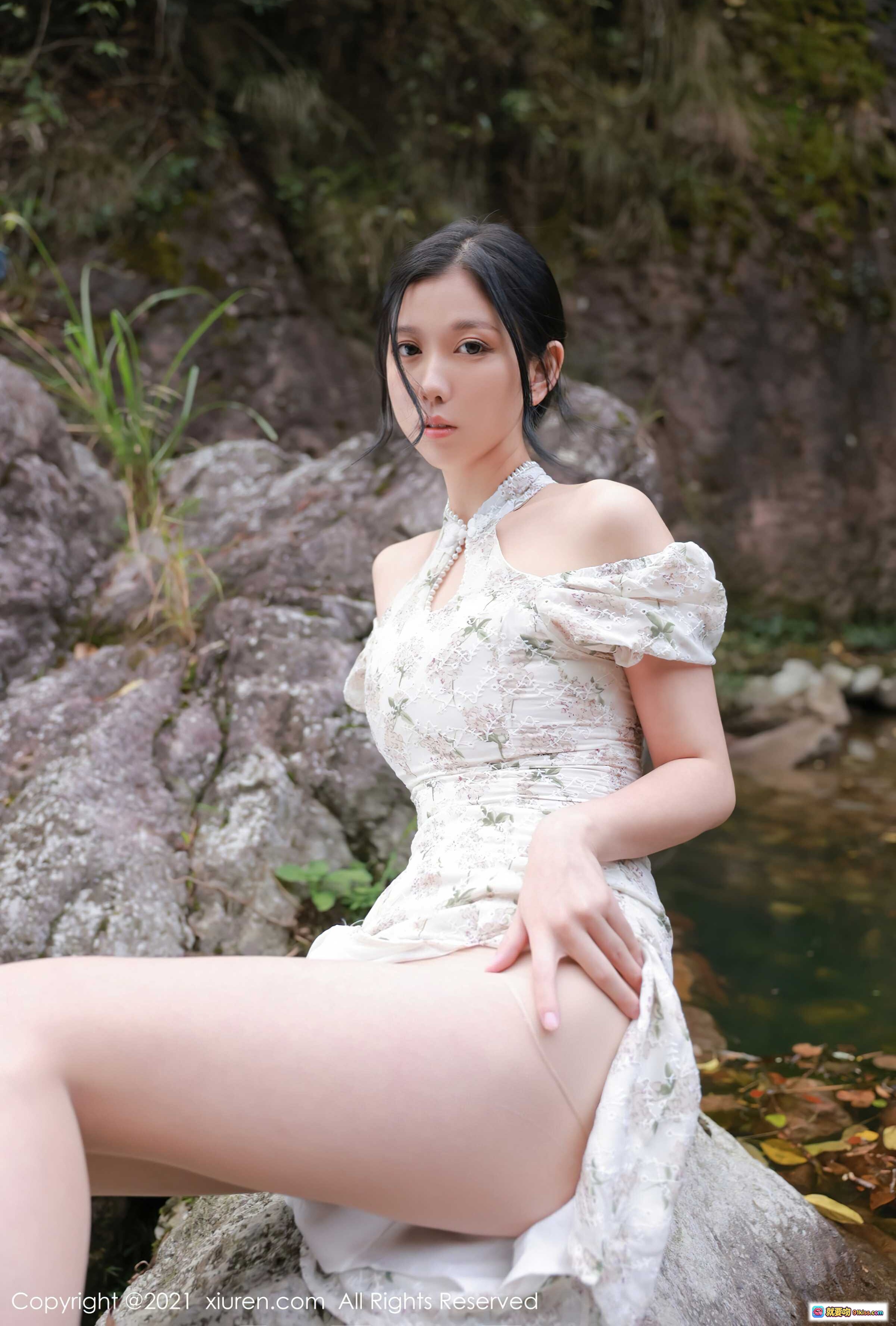 图片[8] - 李雅柔溪边岩石写真 | 白色印花旗袍露肩设计 | 自然山水背景 | 秀人网2021精选人像摄影 - 就要吻