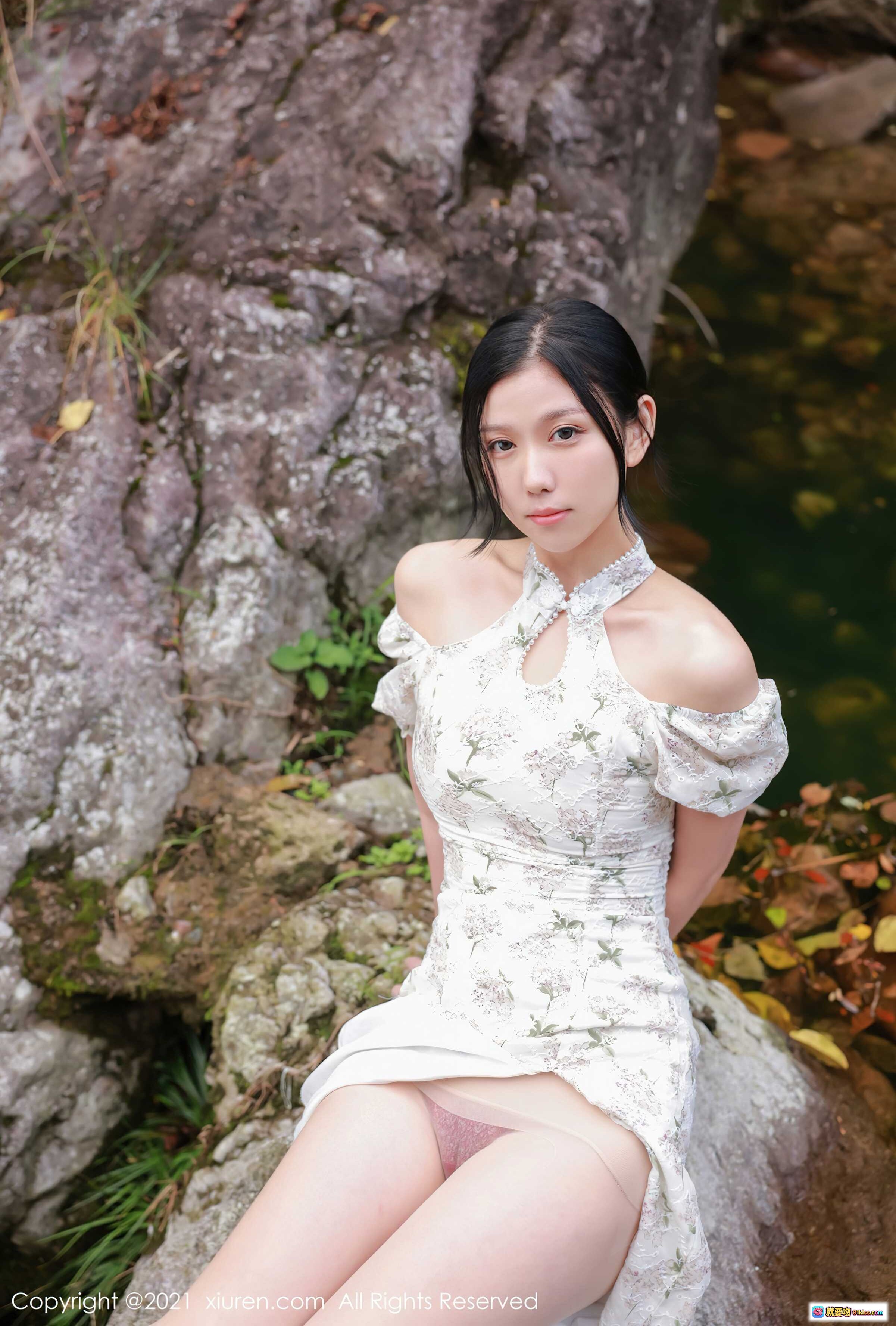 图片[9] - 李雅柔溪边岩石写真 | 白色印花旗袍露肩设计 | 自然山水背景 | 秀人网2021精选人像摄影 - 就要吻