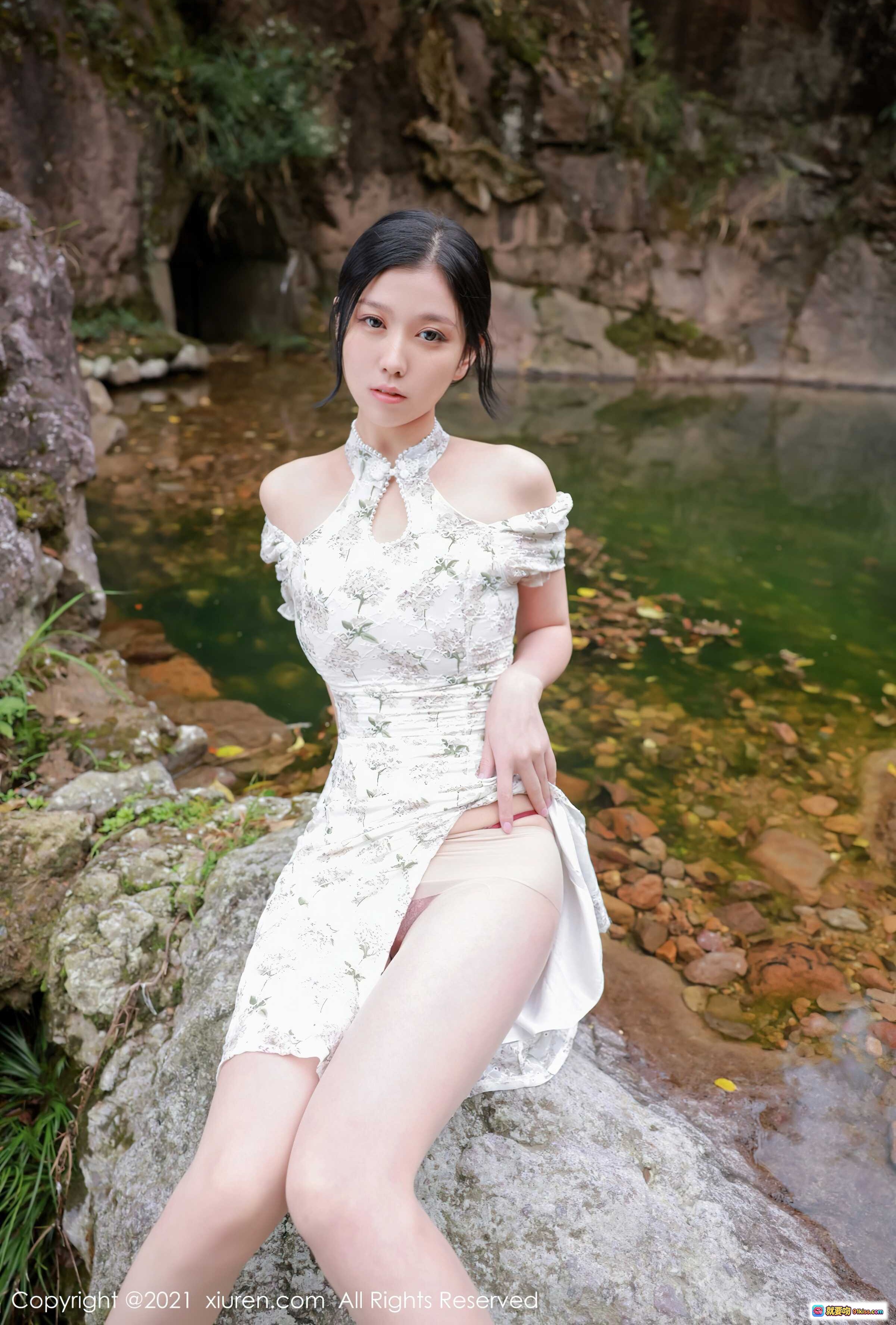 图片[5] - 李雅柔溪边岩石写真 | 白色印花旗袍露肩设计 | 自然山水背景 | 秀人网2021精选人像摄影 - 就要吻