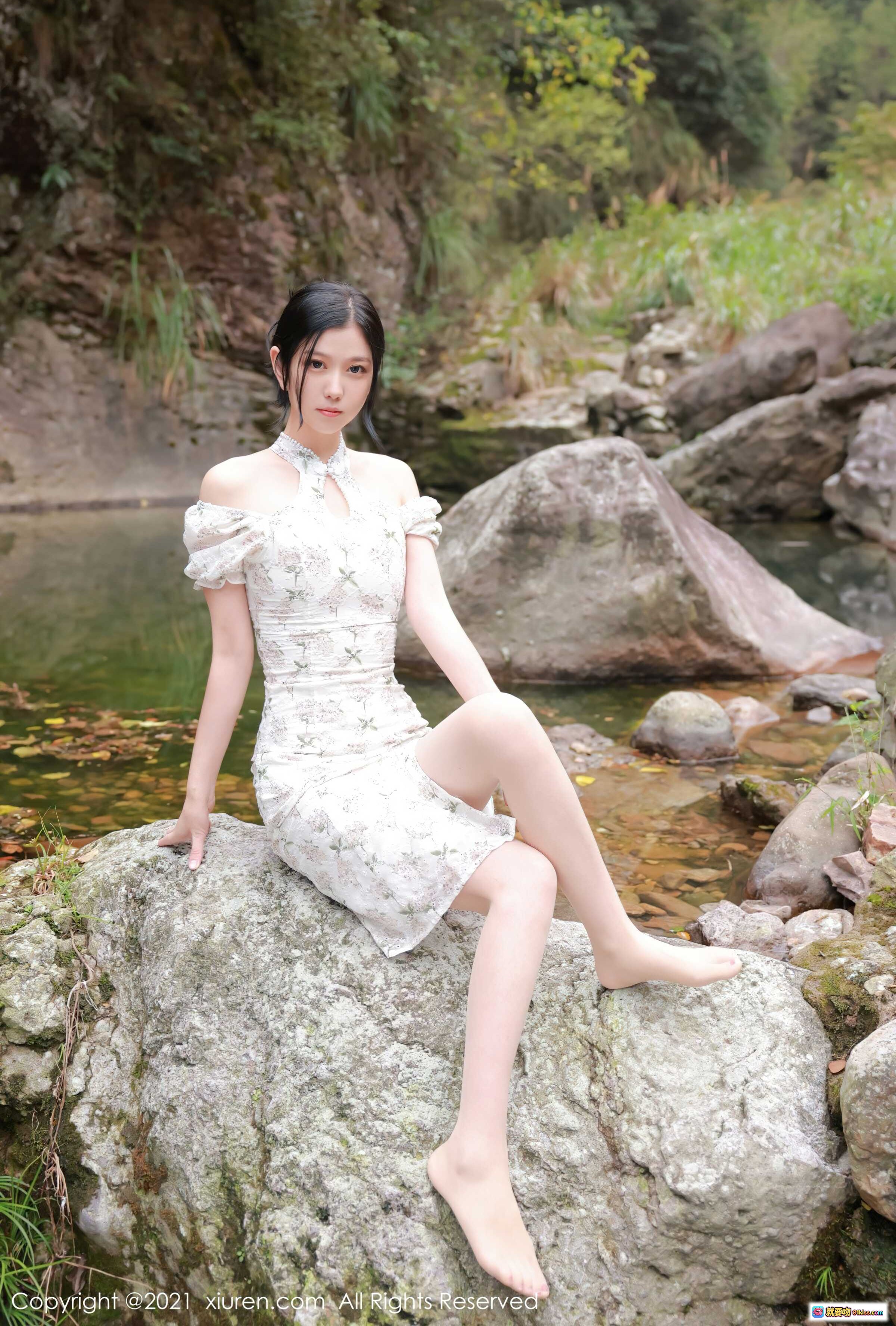 图片[1] - 李雅柔溪边岩石写真 | 白色印花旗袍露肩设计 | 自然山水背景 | 秀人网2021精选人像摄影 - 就要吻
