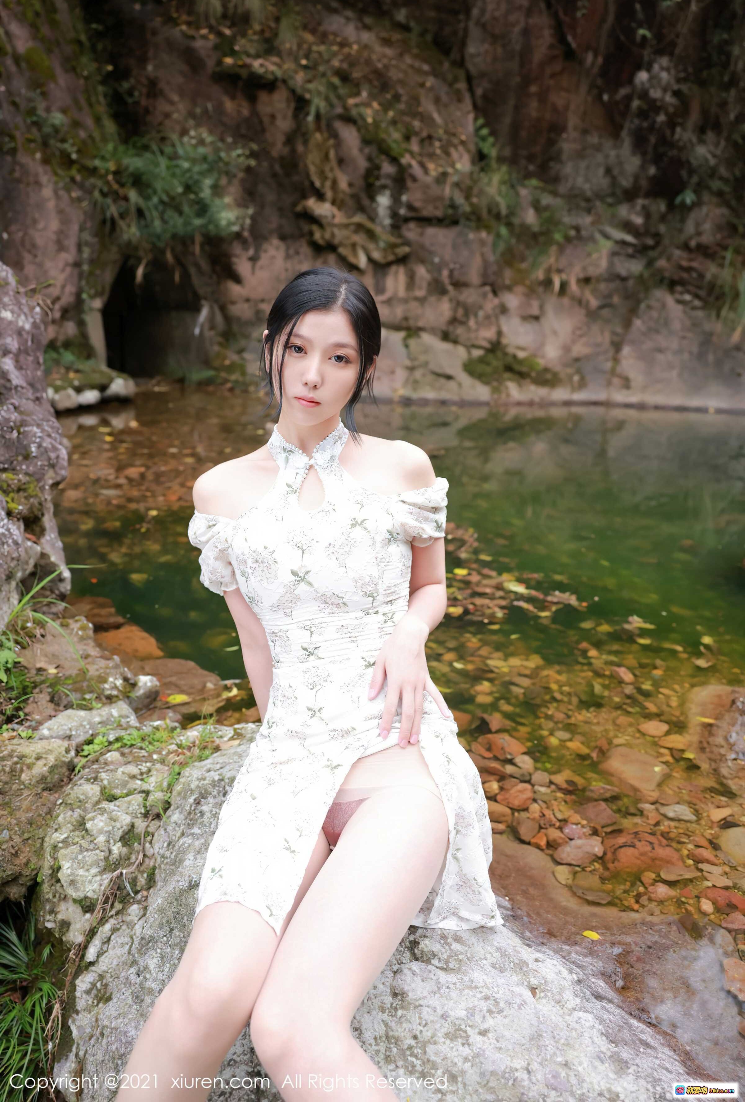图片[3] - 李雅柔溪边岩石写真 | 白色印花旗袍露肩设计 | 自然山水背景 | 秀人网2021精选人像摄影 - 就要吻