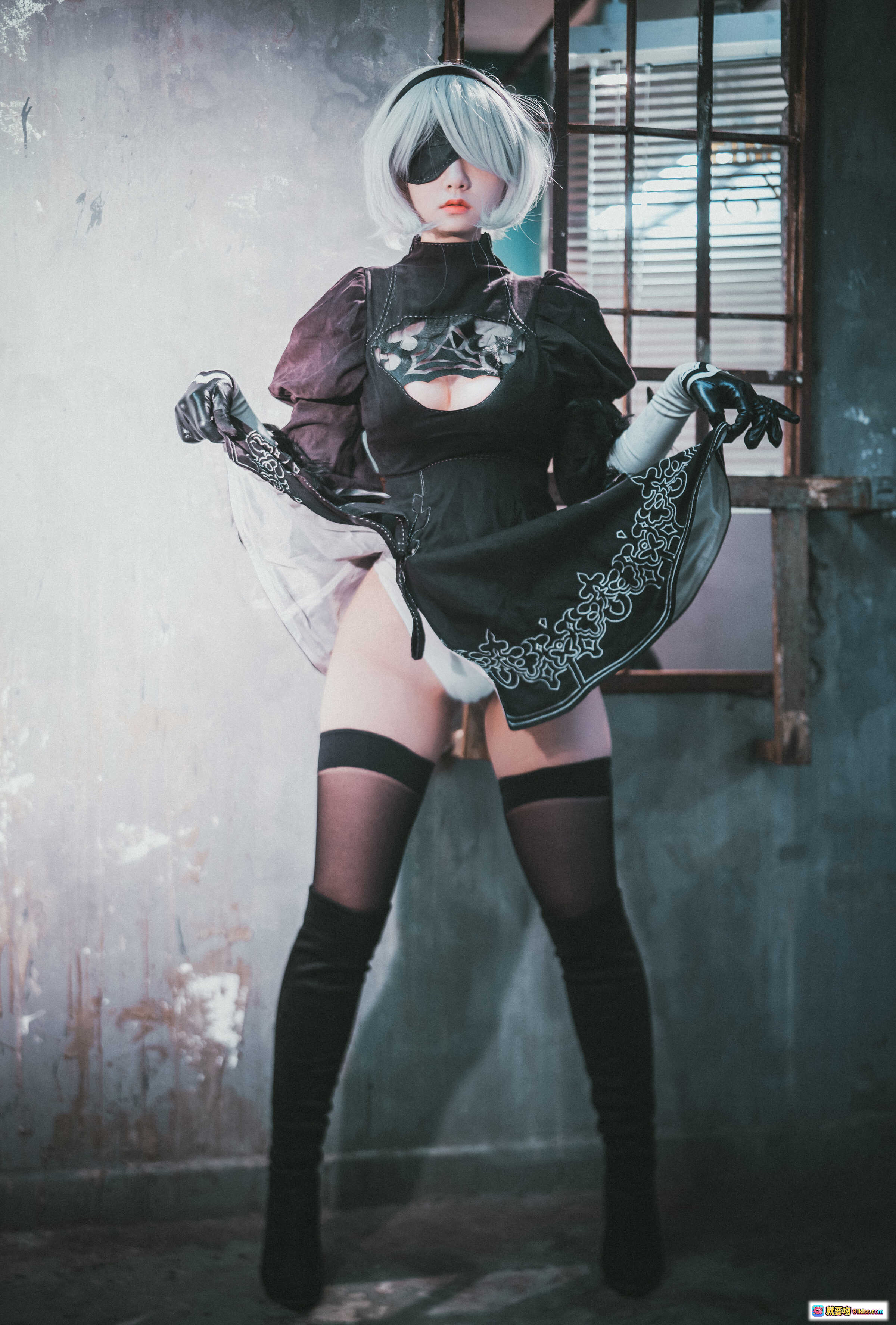 图片[2] - 韩国正妹Jenny Cosplay NieR Automata 2B 黑裙白发眼罩美腿写真 47P高清图集 - 就要吻
