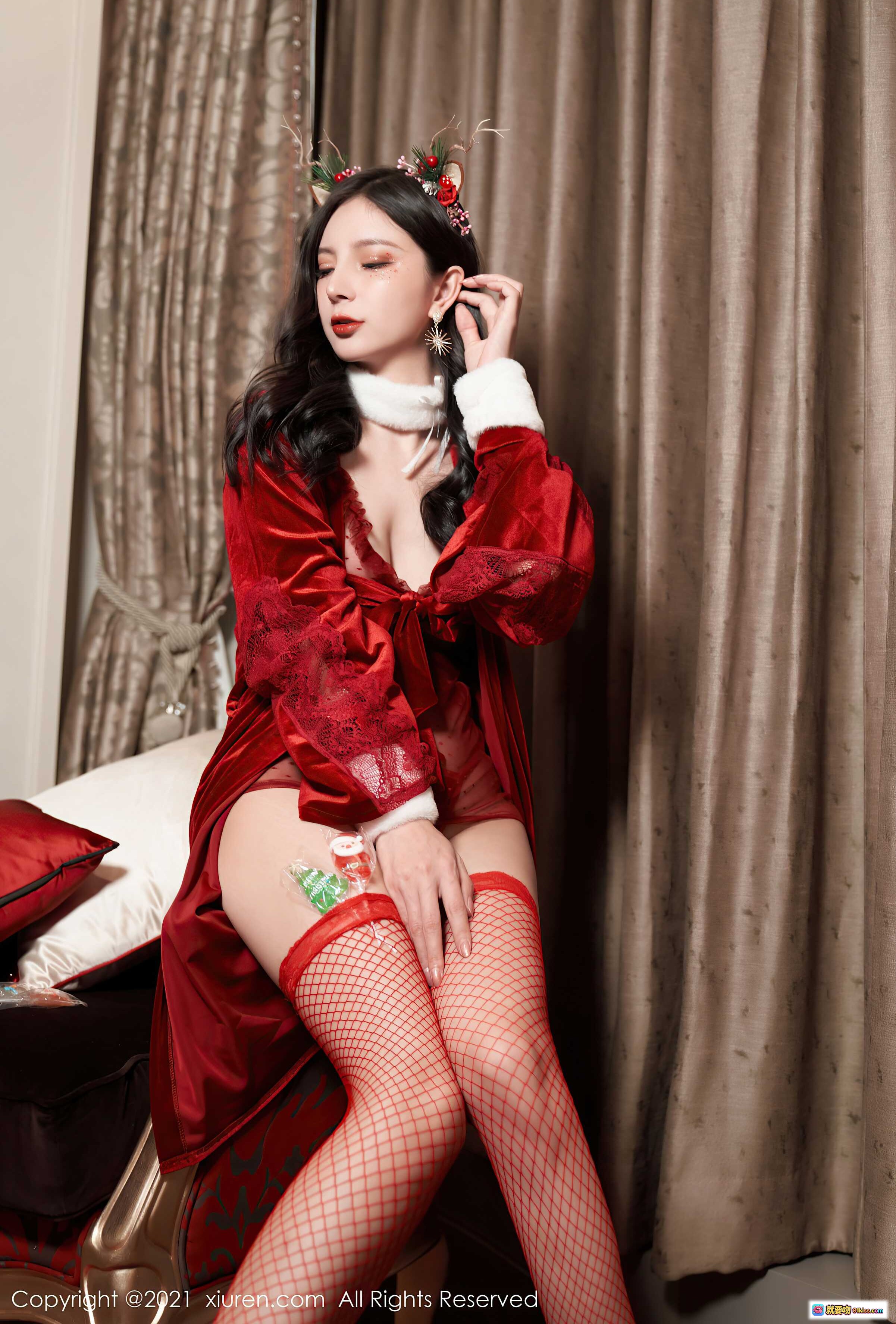 图片[1] - 小蛮妖Yummy御姐美腿圣诞红丝绒蕾丝睡袍鱼网袜写真 – XiuRen秀人网2021.12.23 NO.4377 - 就要吻