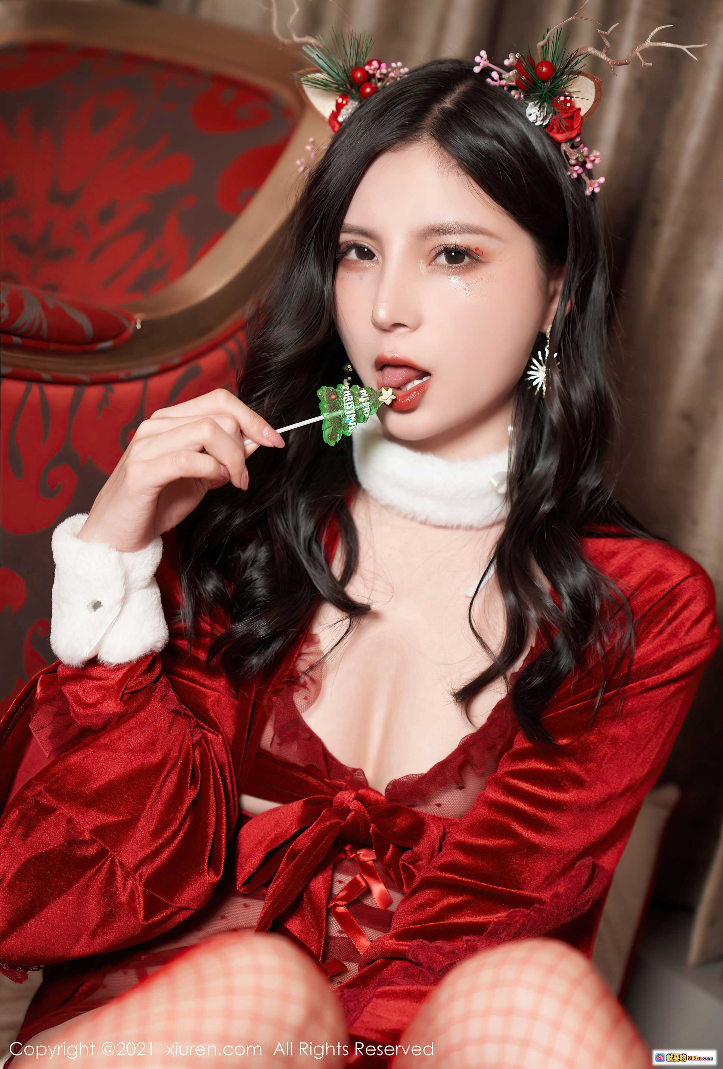 图片[2] - 小蛮妖Yummy御姐美腿圣诞红丝绒蕾丝睡袍鱼网袜写真 – XiuRen秀人网2021.12.23 NO.4377 - 就要吻