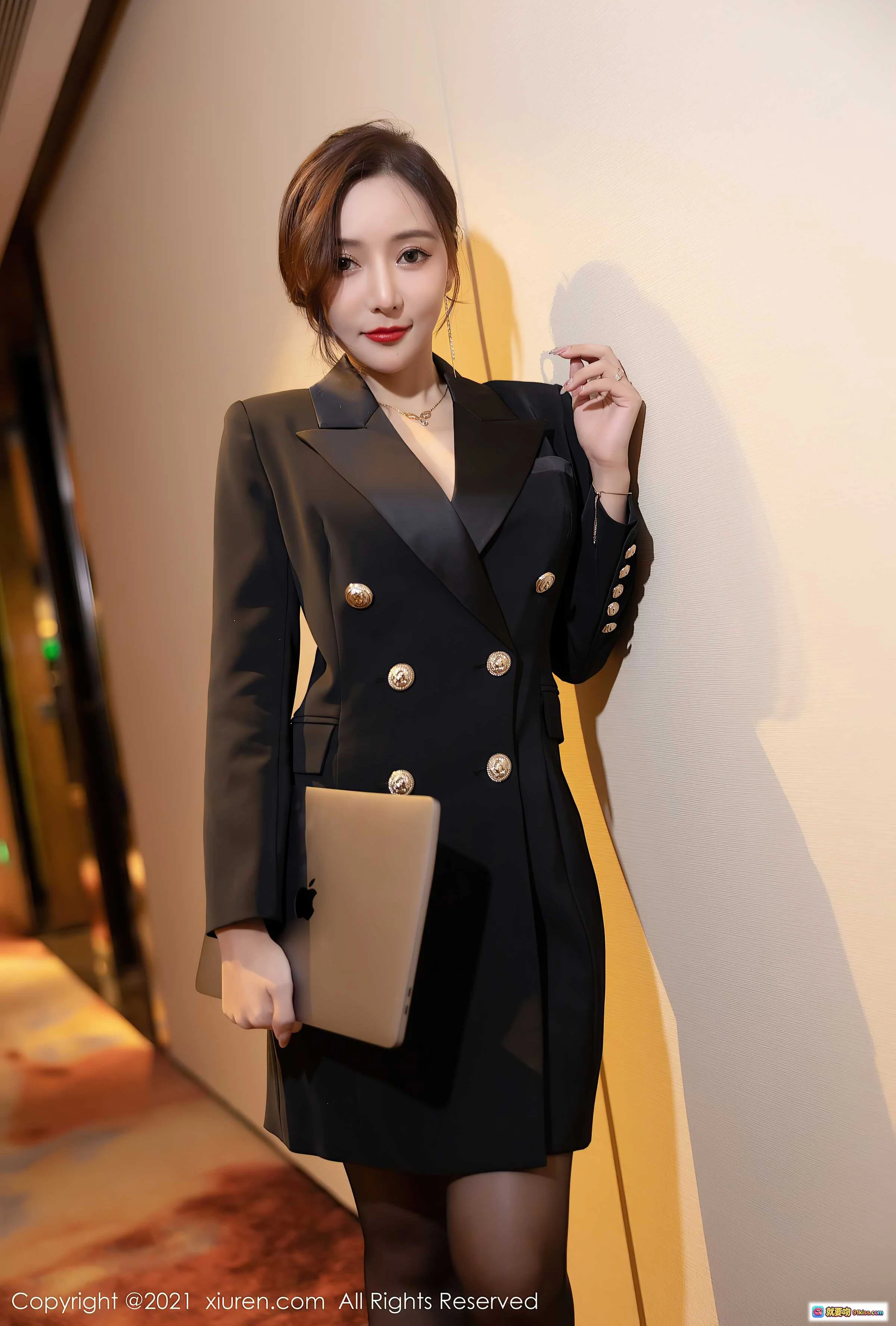 王馨瑶yanni黑丝美腿写真 | 优雅西装裙造型 | XiuRen秀人网2021.12.02 NO.4293 - 就要吻