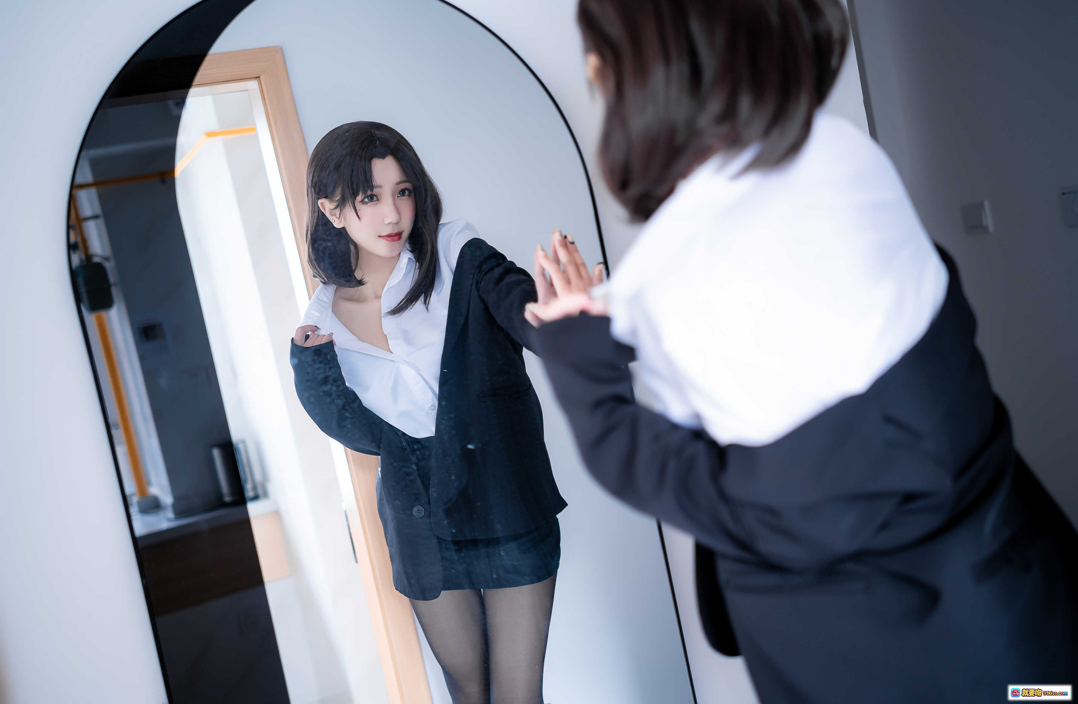 图片[7] - 蓝小沂KiKi NO.12 OL黑丝美腿写真 42P高清私房照 白衬衫短裙诱惑 床上性感姿态 黑色丝袜特写 - 就要吻