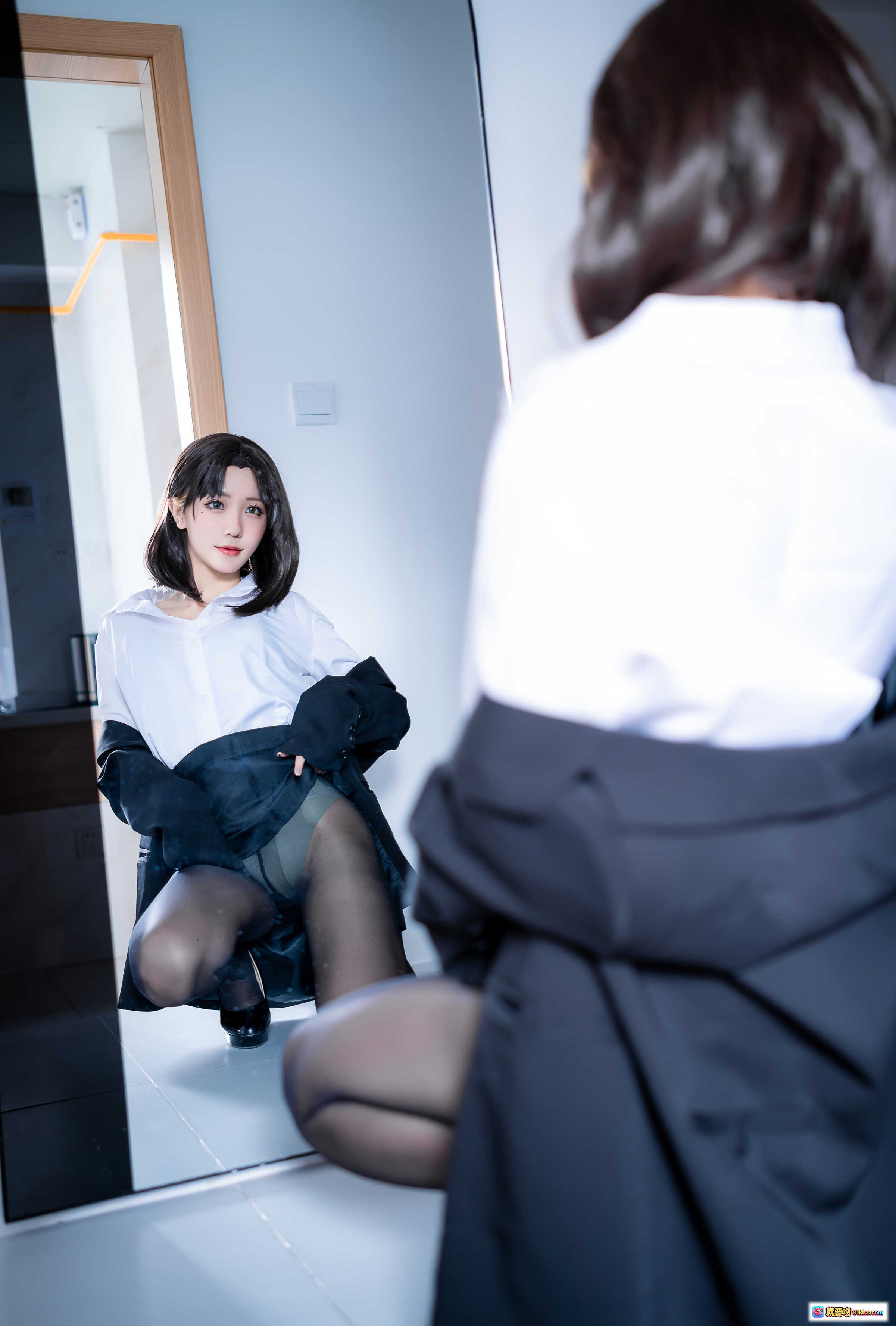 图片[9] - 蓝小沂KiKi NO.12 OL黑丝美腿写真 42P高清私房照 白衬衫短裙诱惑 床上性感姿态 黑色丝袜特写 - 就要吻