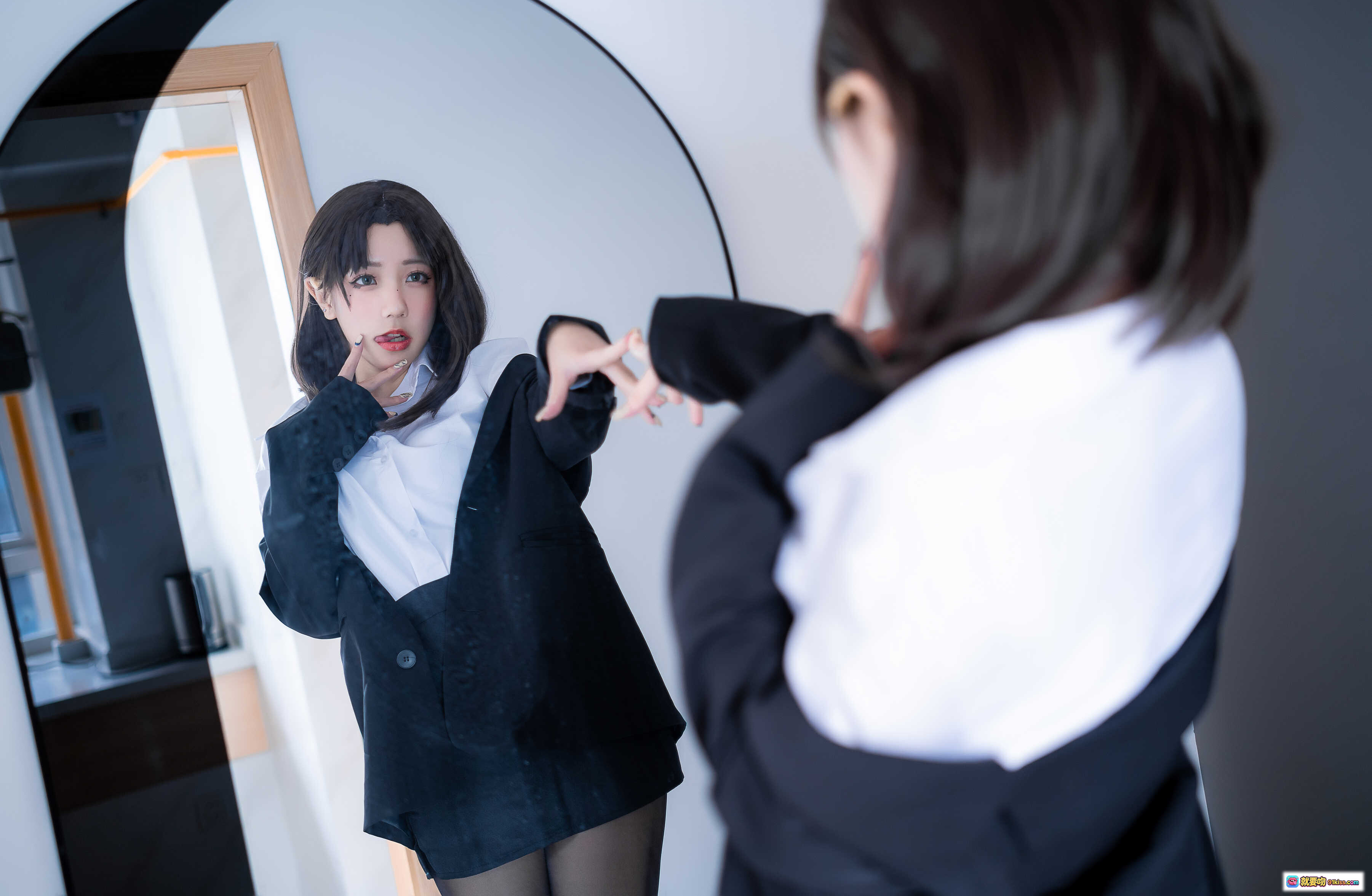 图片[8] - 蓝小沂KiKi NO.12 OL黑丝美腿写真 42P高清私房照 白衬衫短裙诱惑 床上性感姿态 黑色丝袜特写 - 就要吻