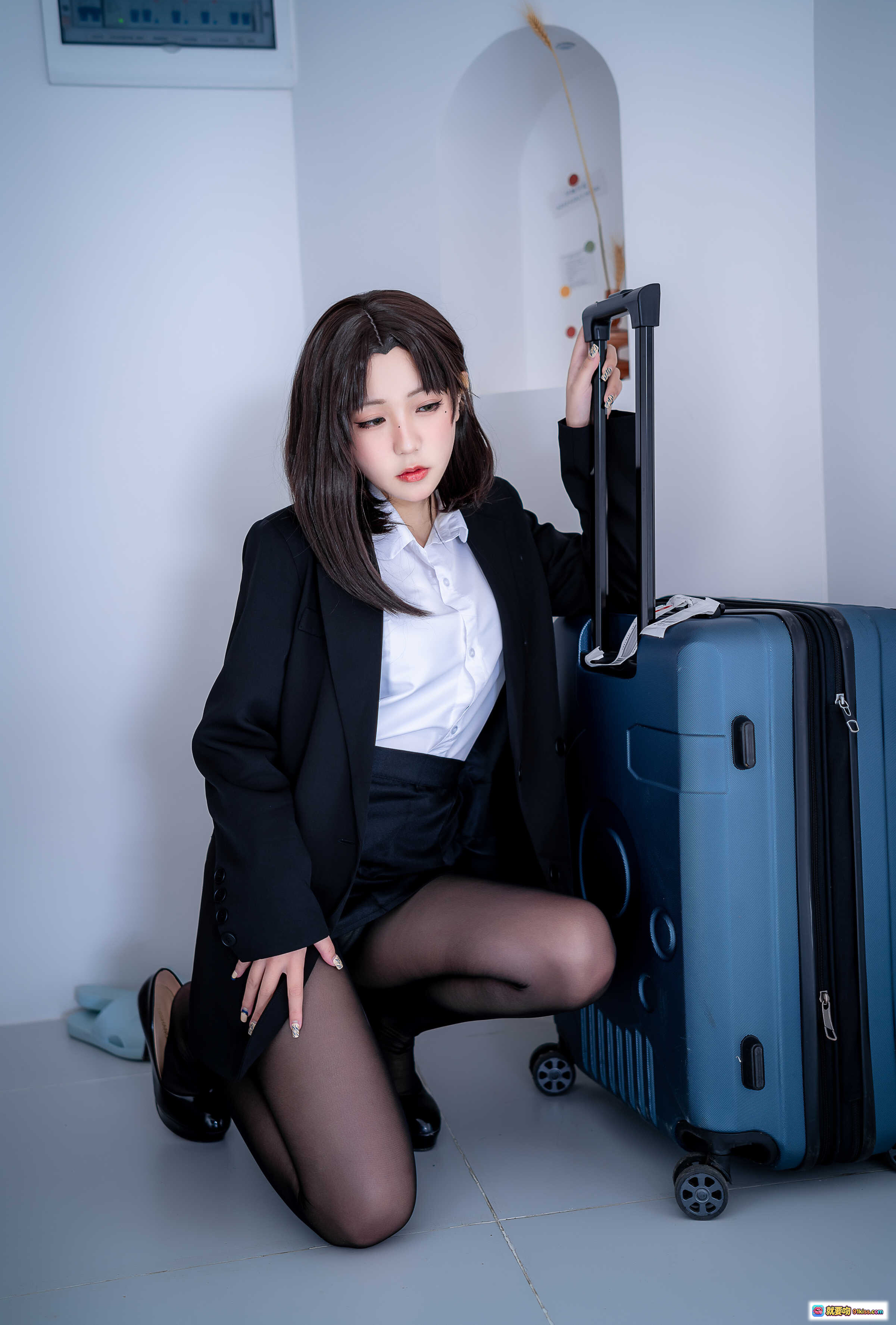 图片[3] - 蓝小沂KiKi NO.12 OL黑丝美腿写真 42P高清私房照 白衬衫短裙诱惑 床上性感姿态 黑色丝袜特写 - 就要吻