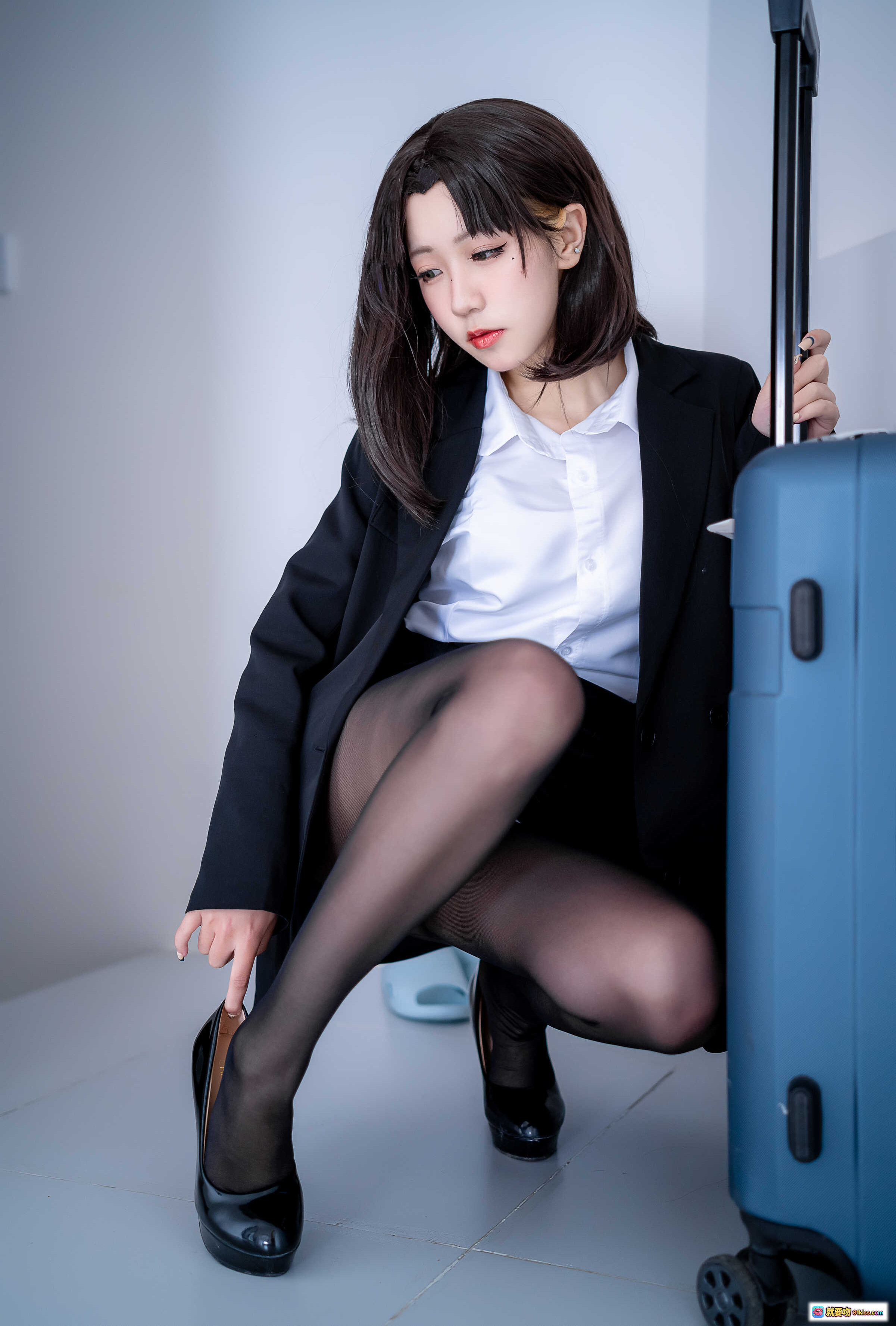 图片[5] - 蓝小沂KiKi NO.12 OL黑丝美腿写真 42P高清私房照 白衬衫短裙诱惑 床上性感姿态 黑色丝袜特写 - 就要吻