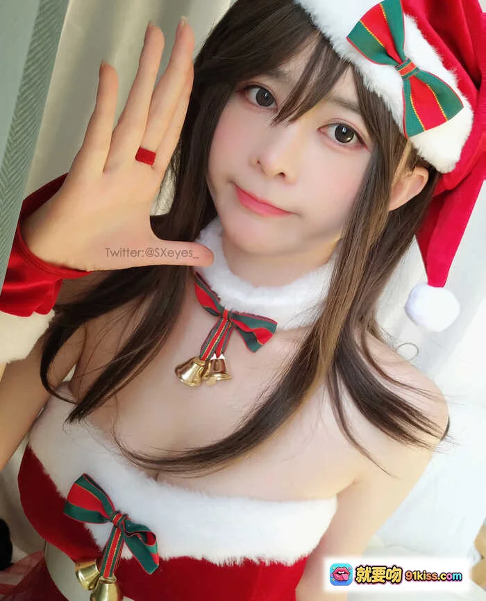 眼酱大魔王w NO.055 圣诞老人 Cosplay 美女 甜美笑容 红白圣诞装 铃铛装饰 圣诞帽 氛围感拍照 18P - 就要吻