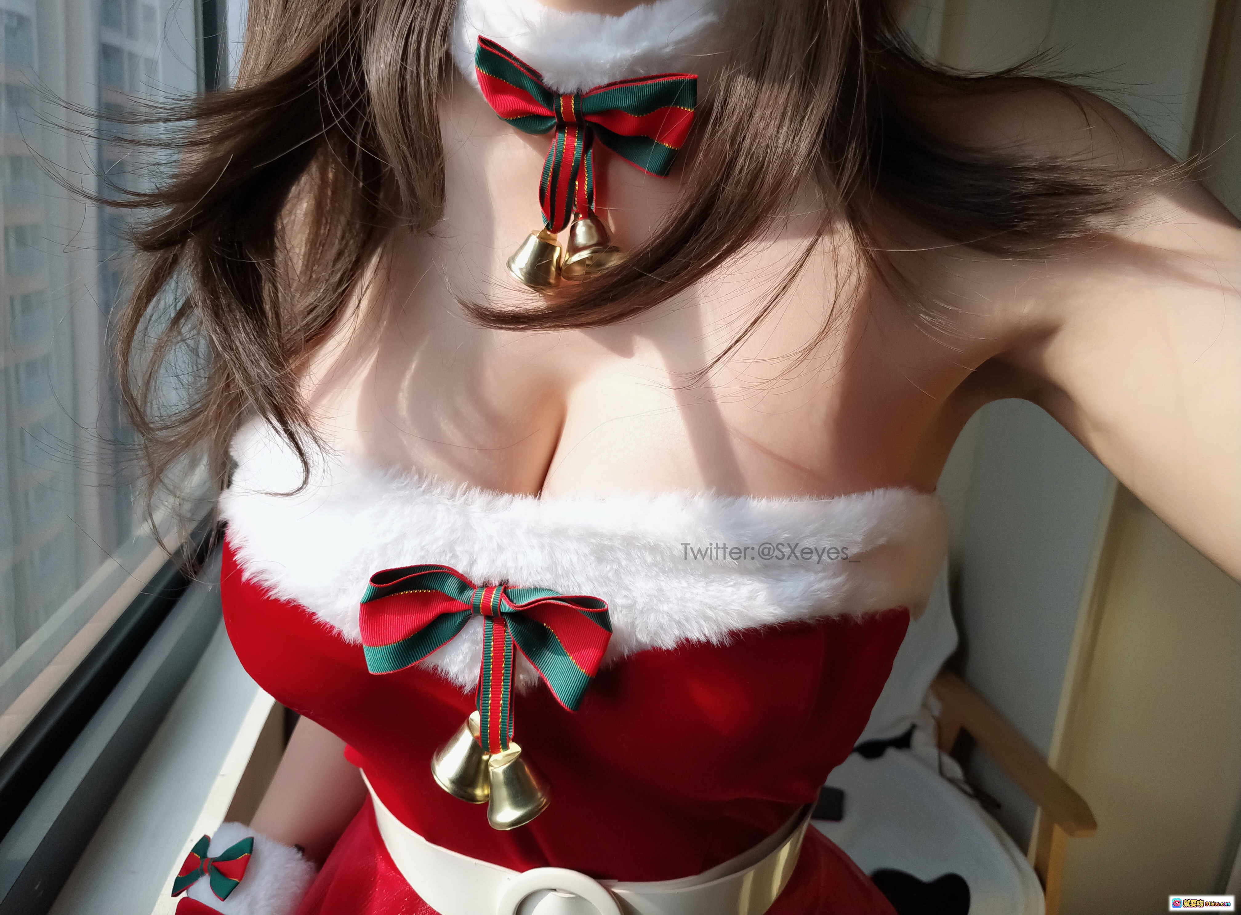 图片[8] - 眼酱大魔王w NO.055 圣诞老人 Cosplay 美女 甜美笑容 红白圣诞装 铃铛装饰 圣诞帽 氛围感拍照 18P - 就要吻