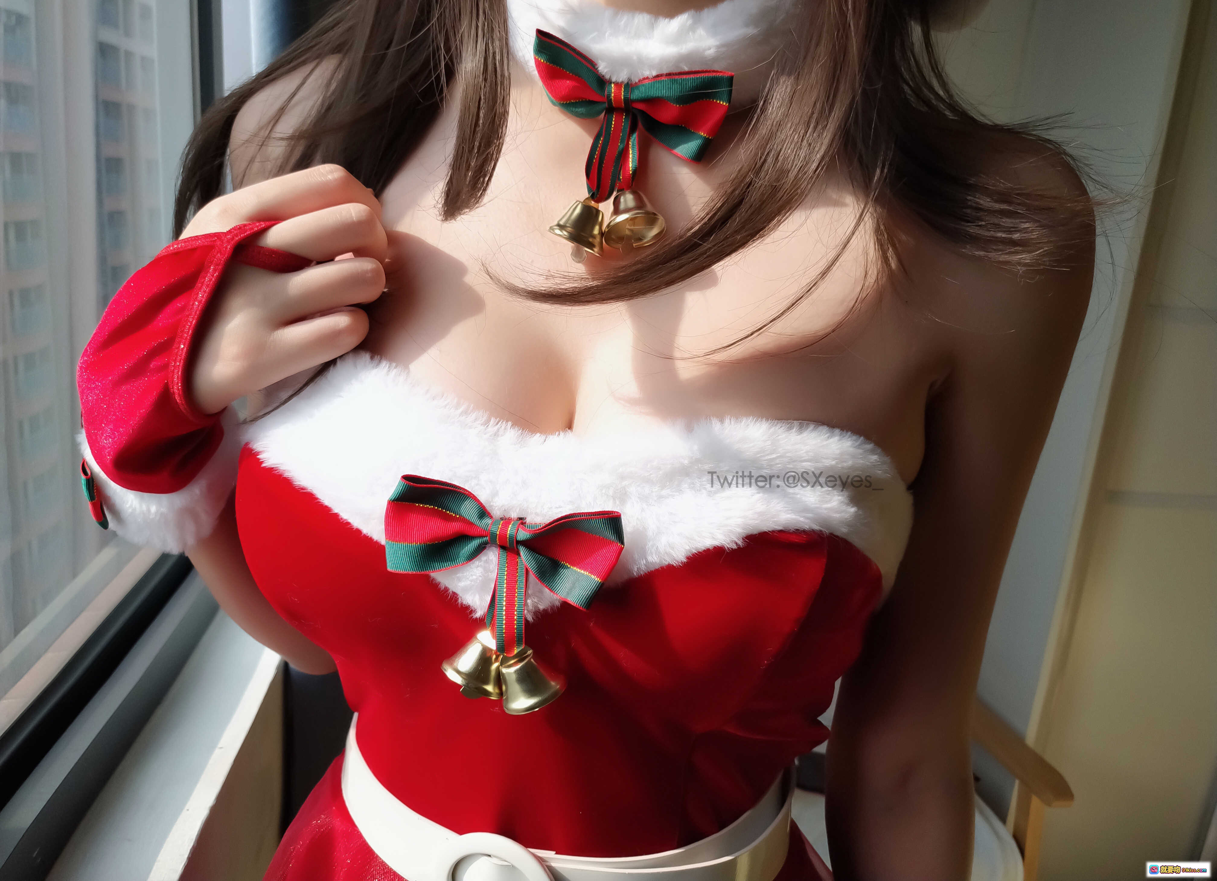 图片[9] - 眼酱大魔王w NO.055 圣诞老人 Cosplay 美女 甜美笑容 红白圣诞装 铃铛装饰 圣诞帽 氛围感拍照 18P - 就要吻