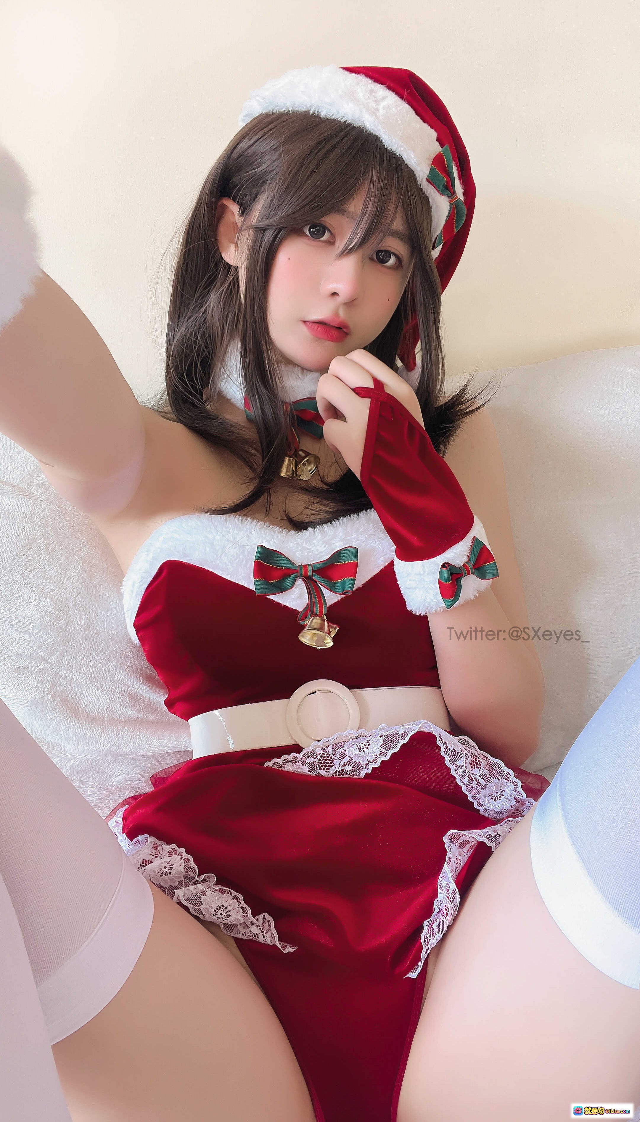 图片[4] - 眼酱大魔王w NO.055 圣诞老人 Cosplay 美女 甜美笑容 红白圣诞装 铃铛装饰 圣诞帽 氛围感拍照 18P - 就要吻