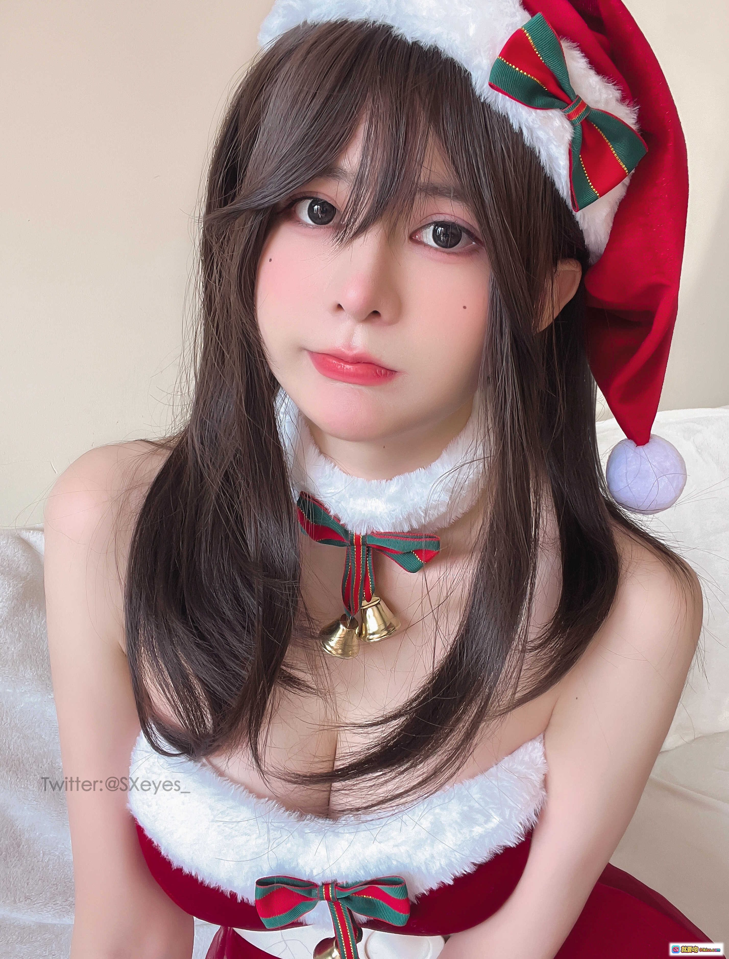 图片[2] - 眼酱大魔王w NO.055 圣诞老人 Cosplay 美女 甜美笑容 红白圣诞装 铃铛装饰 圣诞帽 氛围感拍照 18P - 就要吻