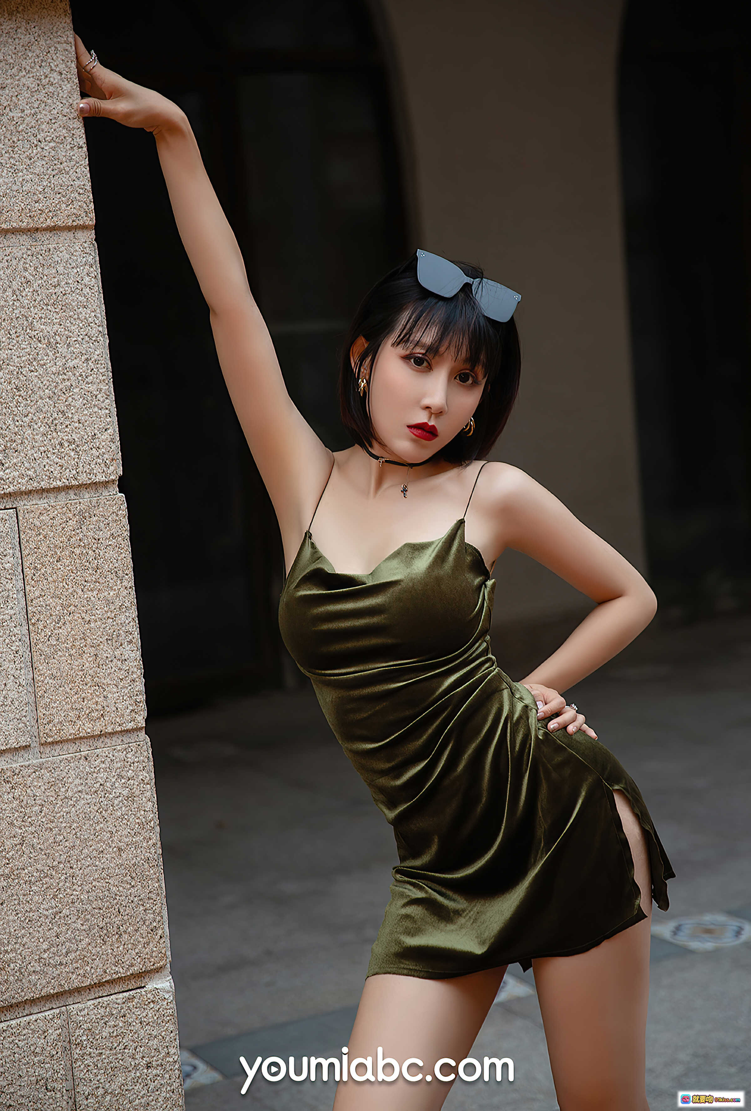 图片[7] - 安妮斯朵拉身穿橄榄绿丝绒吊带裙街拍写真 | YouMi尤蜜2020.12.10视觉大爆炸系列 | 高开叉设计+红唇短发+墨镜造型 | 城市建筑背景时尚大片 - 就要吻