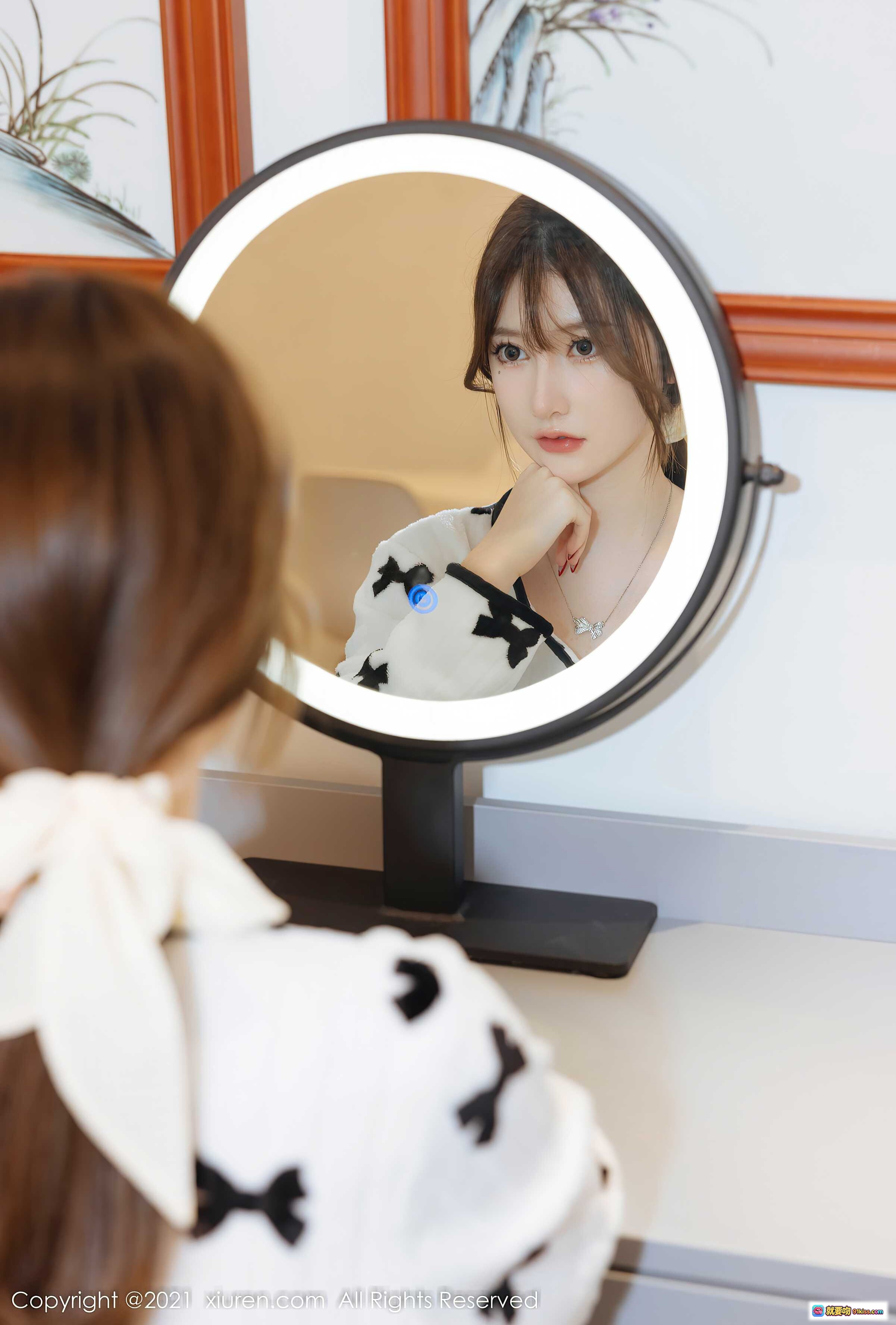 图片[1] - 美桃酱清纯甜美写真 | XiuRen秀人网2021.12.21 NO.4365 | 圆形LED化妆镜自拍 | 白色蝴蝶结上衣 | 甜美少女风 | 高清80+张 - 就要吻