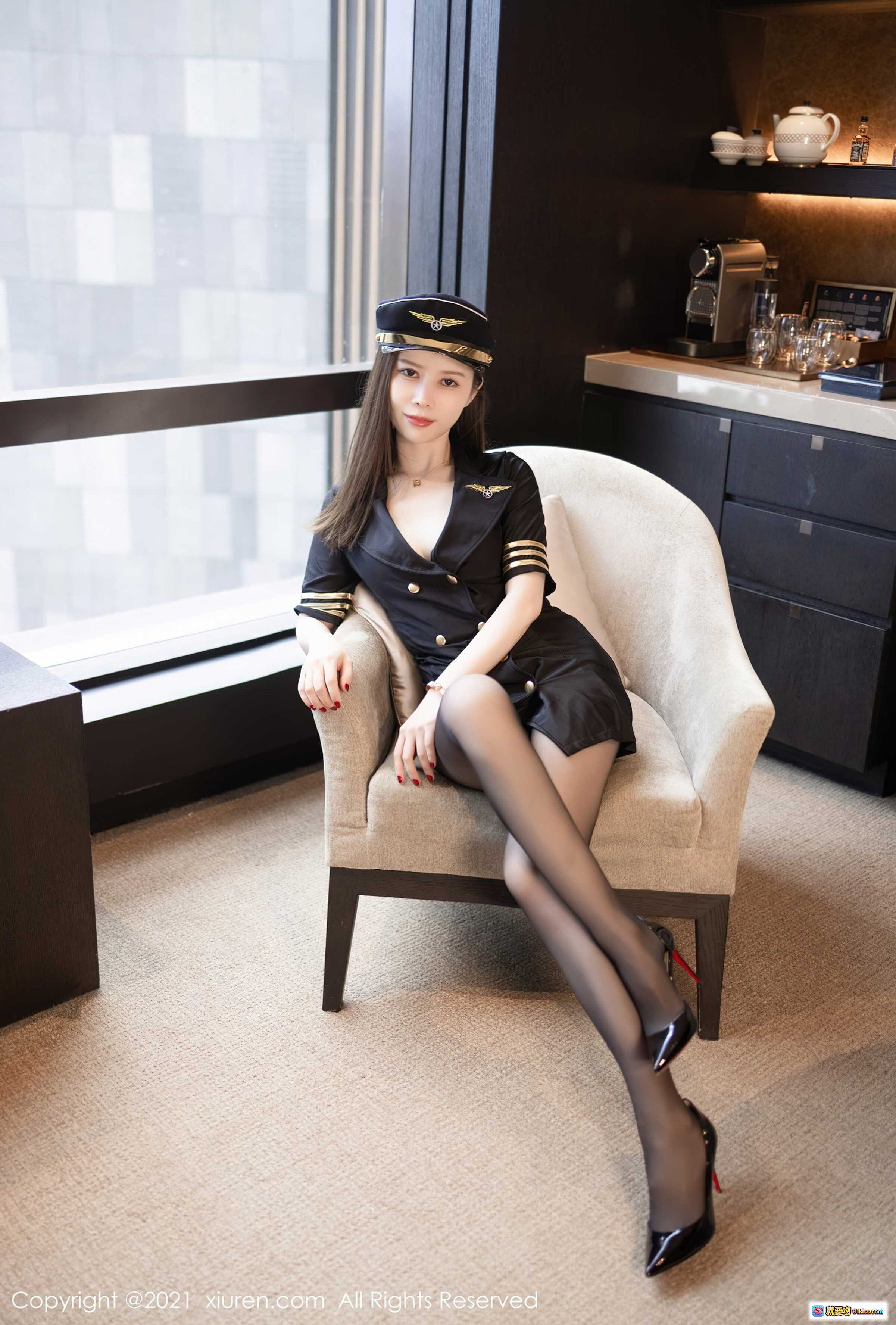 图片[9] - 吴雪瑶空姐制服写真｜黑丝高跟美腿｜优雅坐姿室内摄影｜XIUREN秀人网2021.10.14 No.4062 - 就要吻