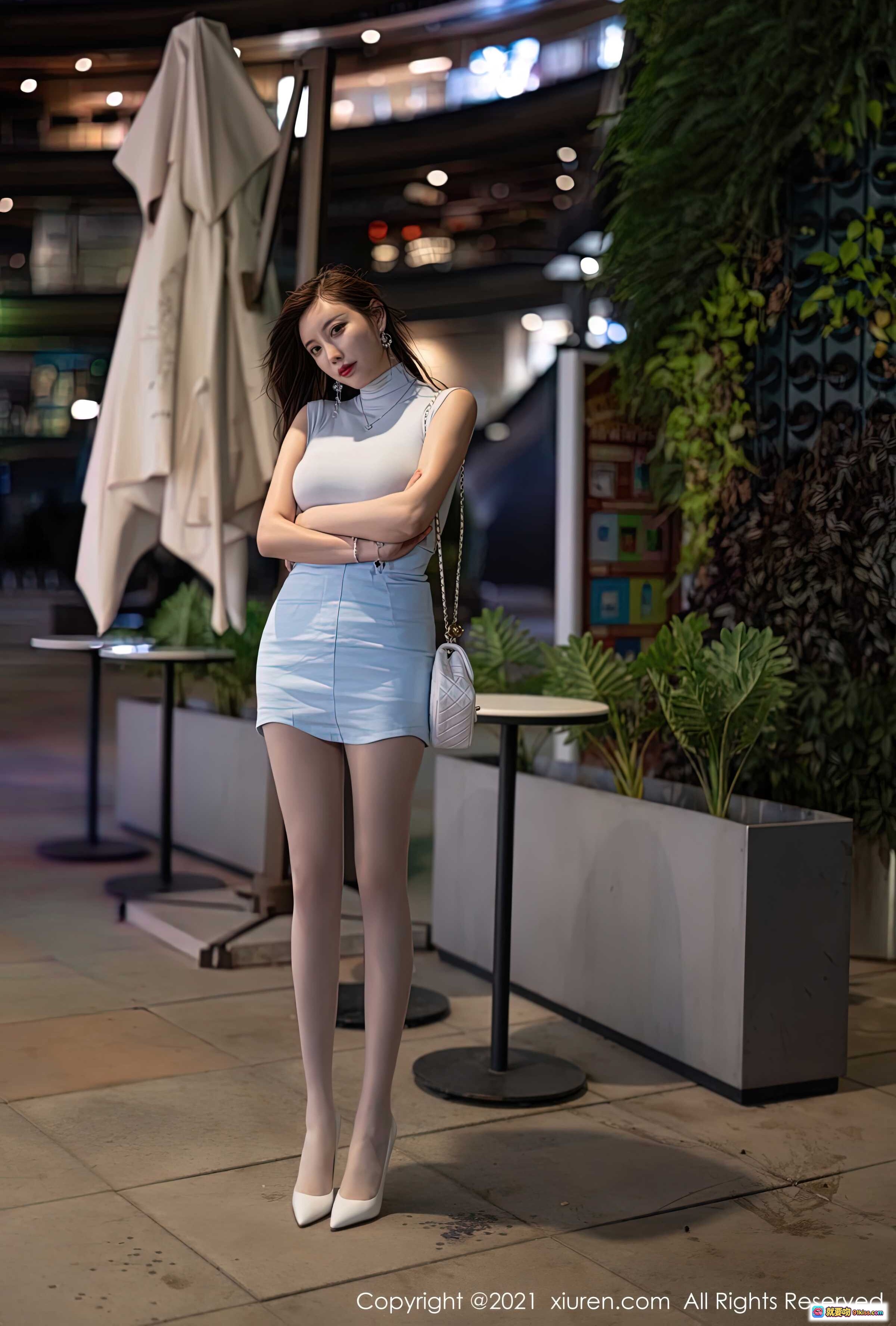 图片[1] - 杨晨晨sugar优雅街拍写真 | 白色高领无袖上衣+浅蓝短裙+丝袜高跟 | XiuRen秀人网No.3520 2021.06.08 - 就要吻