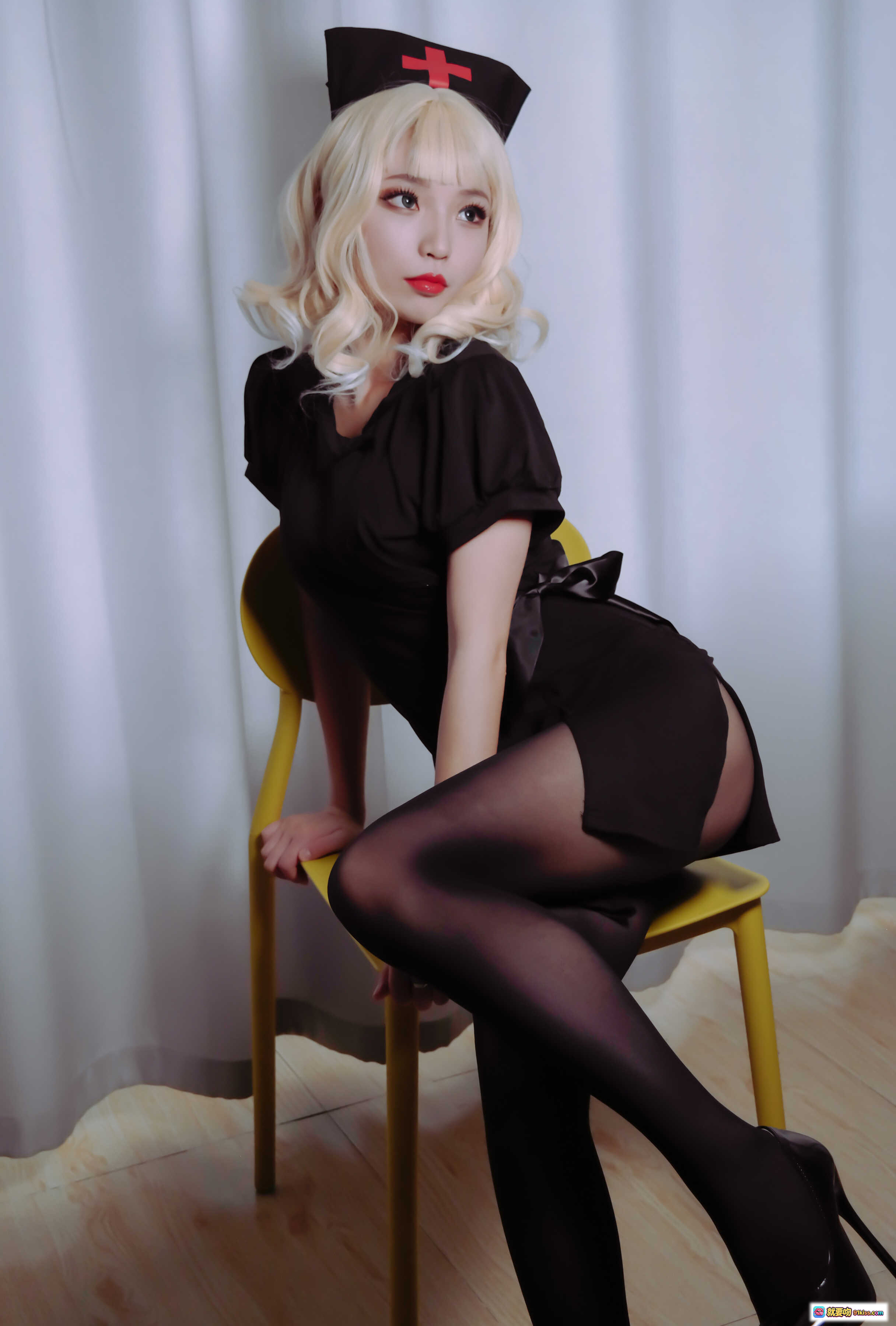 图片[1] - 白易子教主护士装写真 – 黑色丝袜高跟椅拍私房美图 [56P188M] - 就要吻