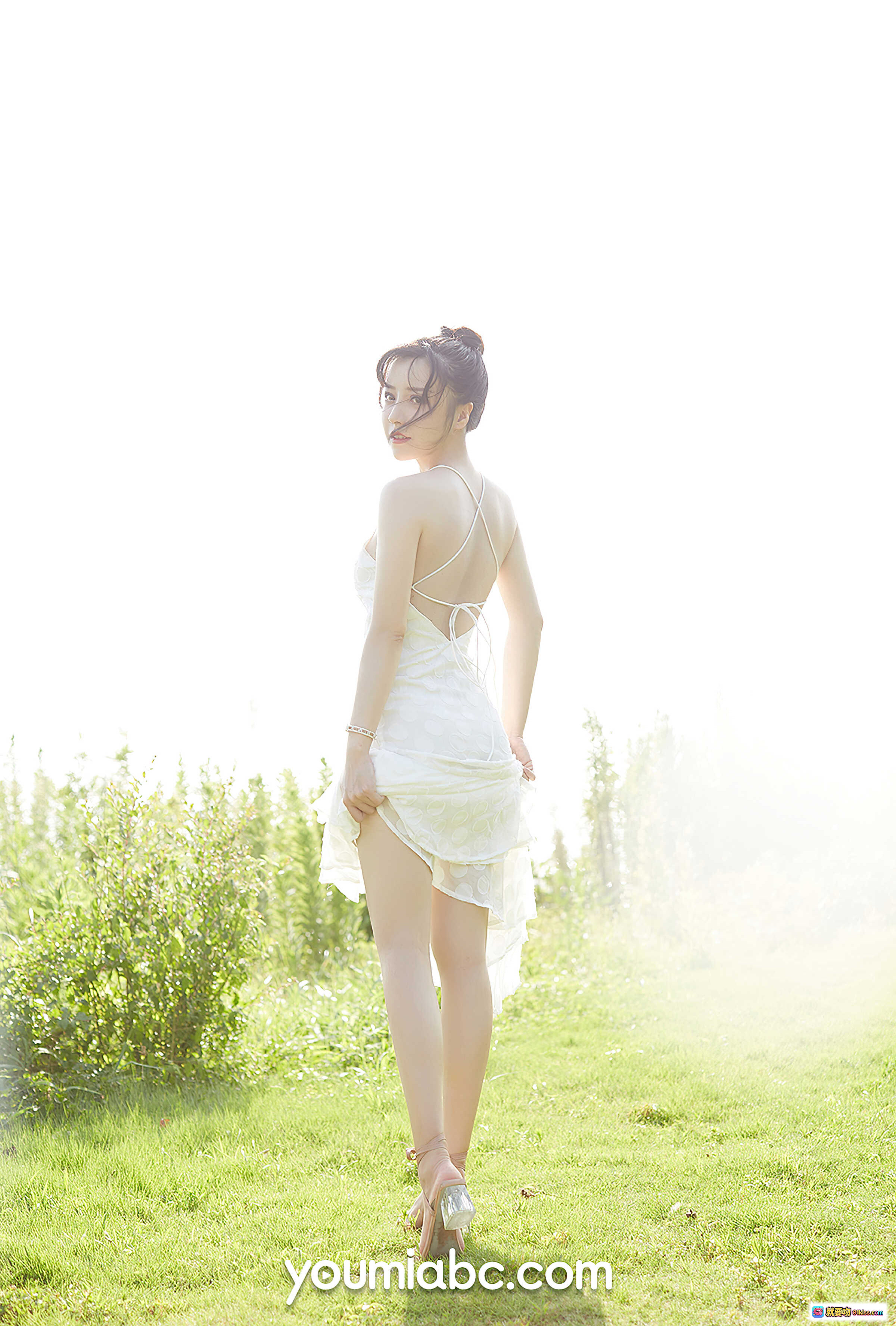 图片[3] - 白亦Ada绿野仙踪写真｜露背白色吊带裙｜自然光户外人像｜YouMi尤蜜2020.12.04 - 就要吻