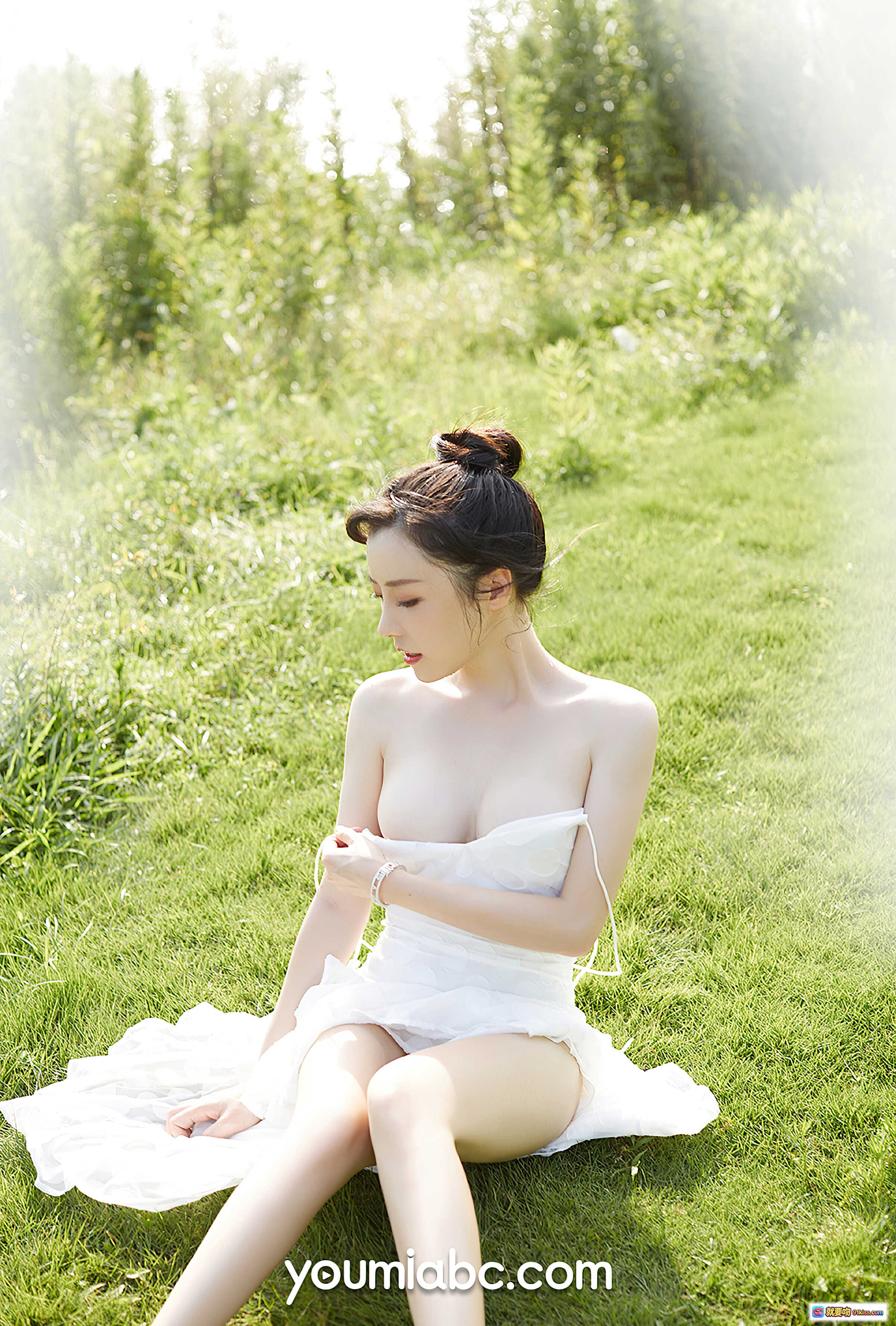 图片[6] - 白亦Ada绿野仙踪写真｜露背白色吊带裙｜自然光户外人像｜YouMi尤蜜2020.12.04 - 就要吻