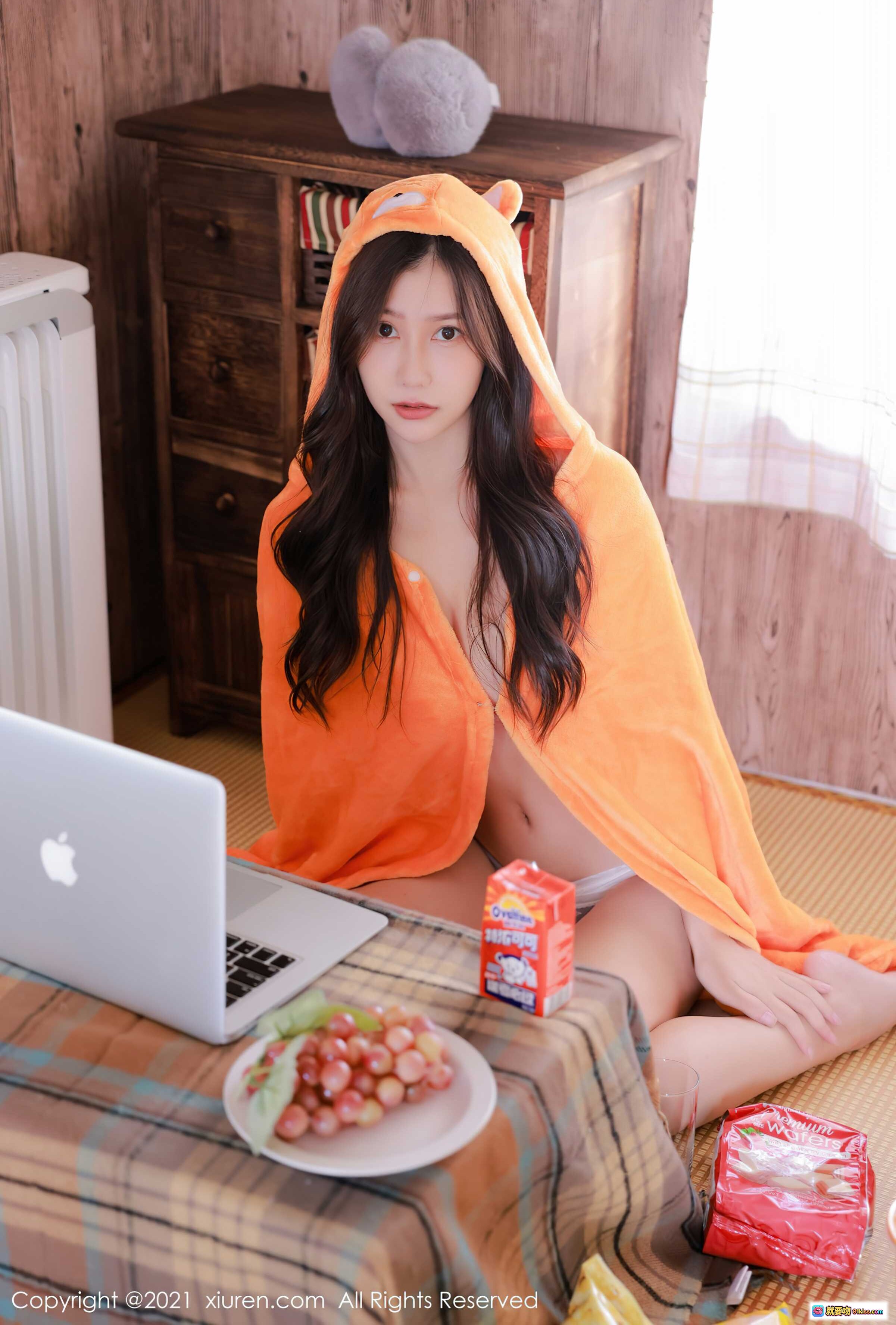 图片[5] - 尹甜甜橙色连帽睡衣居家写真｜甜美笑容+格纹桌布+水果零食+笔记本电脑温馨场景 - 就要吻