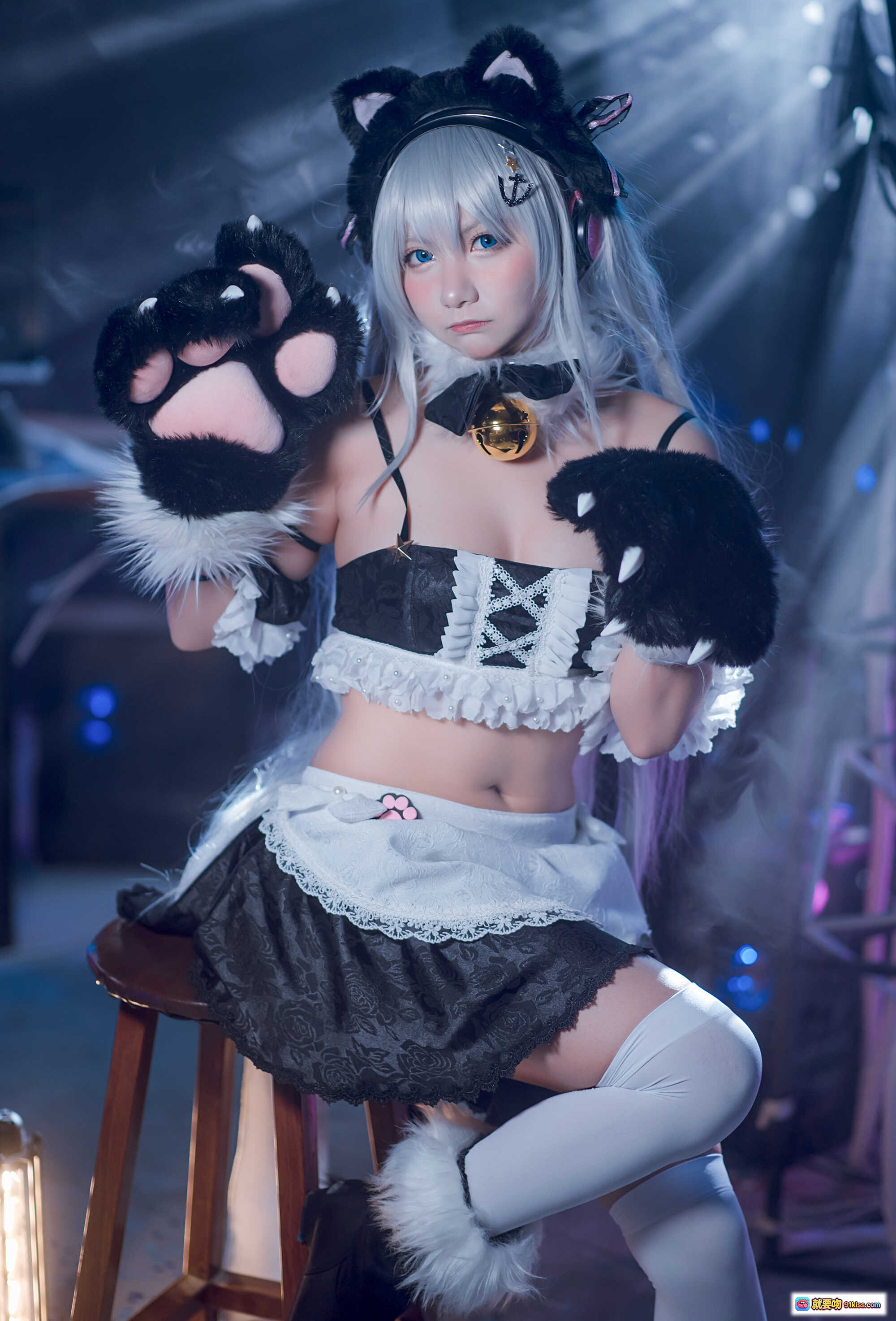 图片[5] - 哈曼cosplay猫耳女仆装 白发蓝瞳 黑白蕾丝制服 毛绒手套 白丝袜 二次元动漫角色扮演 精致妆容 舞台灯光氛围感 - 就要吻