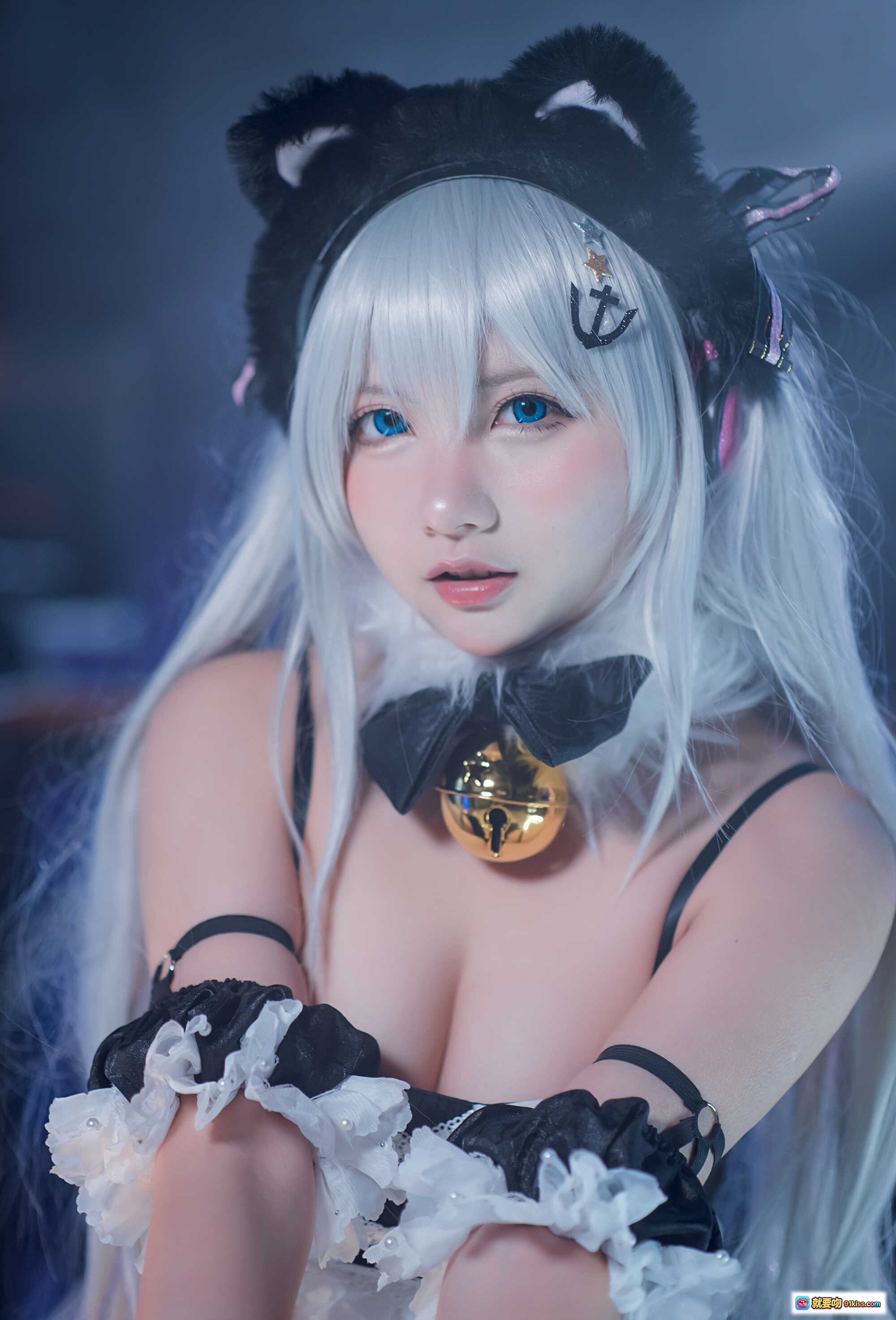 图片[9] - 哈曼cosplay猫耳女仆装 白发蓝瞳 黑白蕾丝制服 毛绒手套 白丝袜 二次元动漫角色扮演 精致妆容 舞台灯光氛围感 - 就要吻