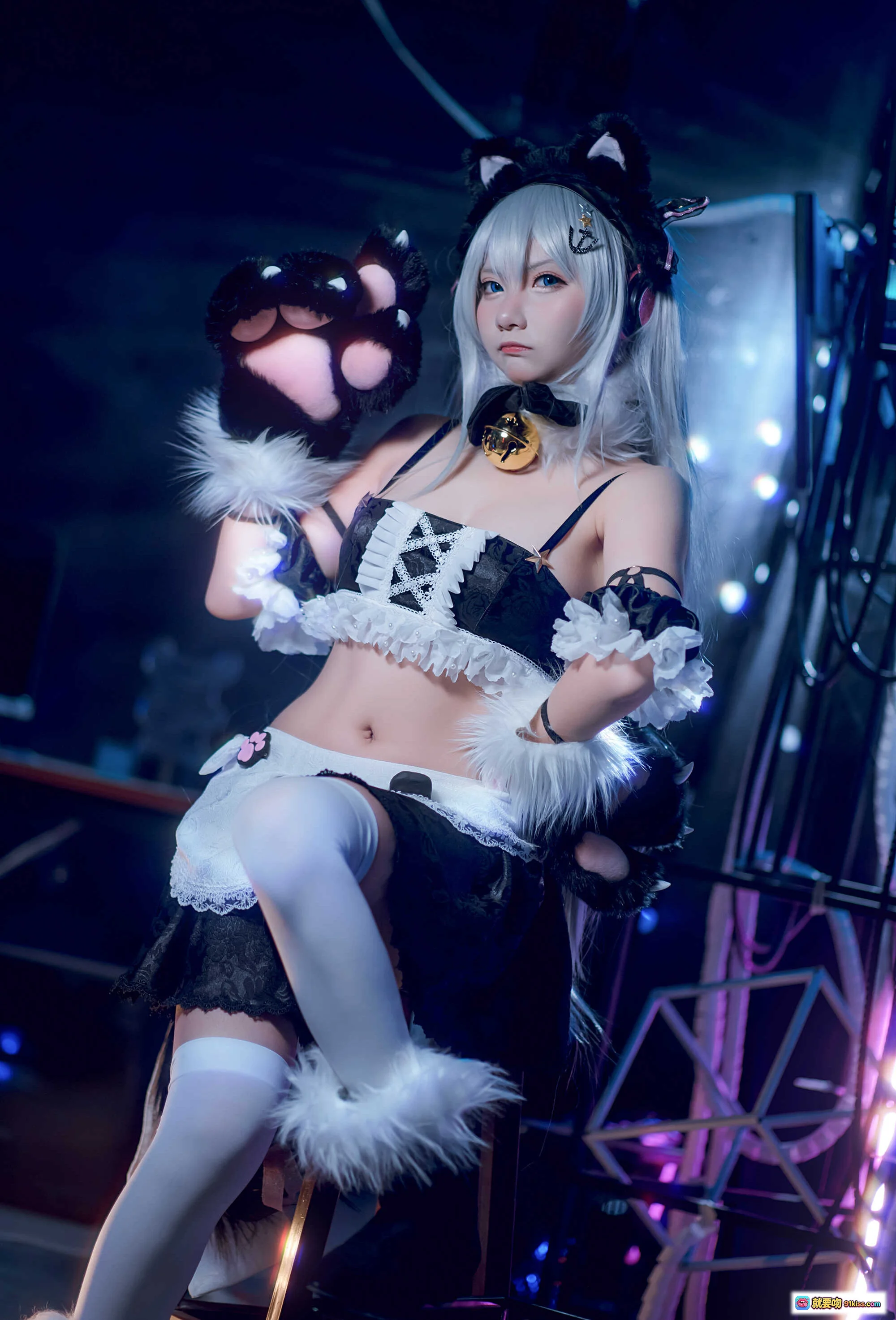 哈曼cosplay猫耳女仆装 白发蓝瞳 黑白蕾丝制服 毛绒手套 白丝袜 二次元动漫角色扮演 精致妆容 舞台灯光氛围感 - 就要吻