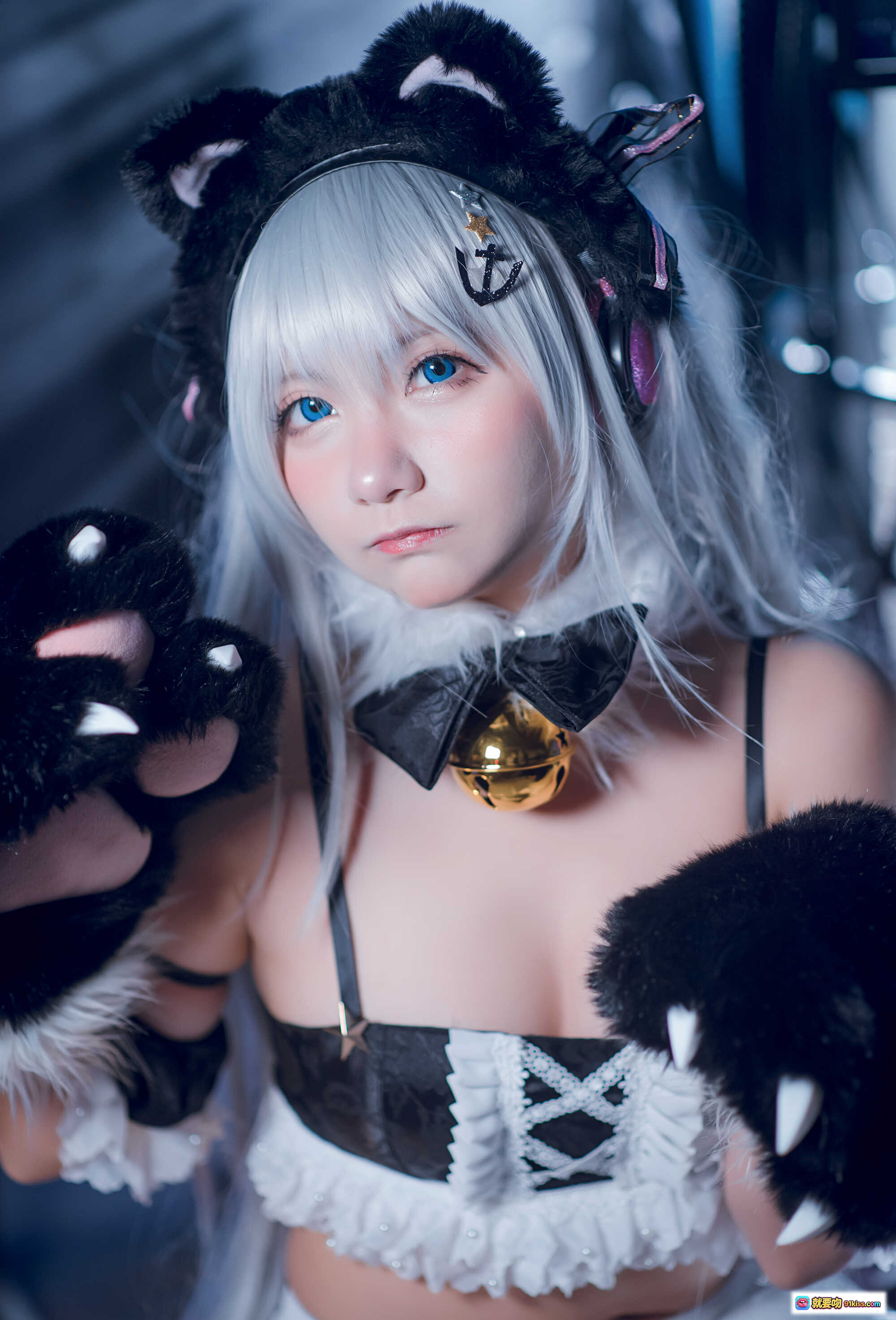 图片[7] - 哈曼cosplay猫耳女仆装 白发蓝瞳 黑白蕾丝制服 毛绒手套 白丝袜 二次元动漫角色扮演 精致妆容 舞台灯光氛围感 - 就要吻