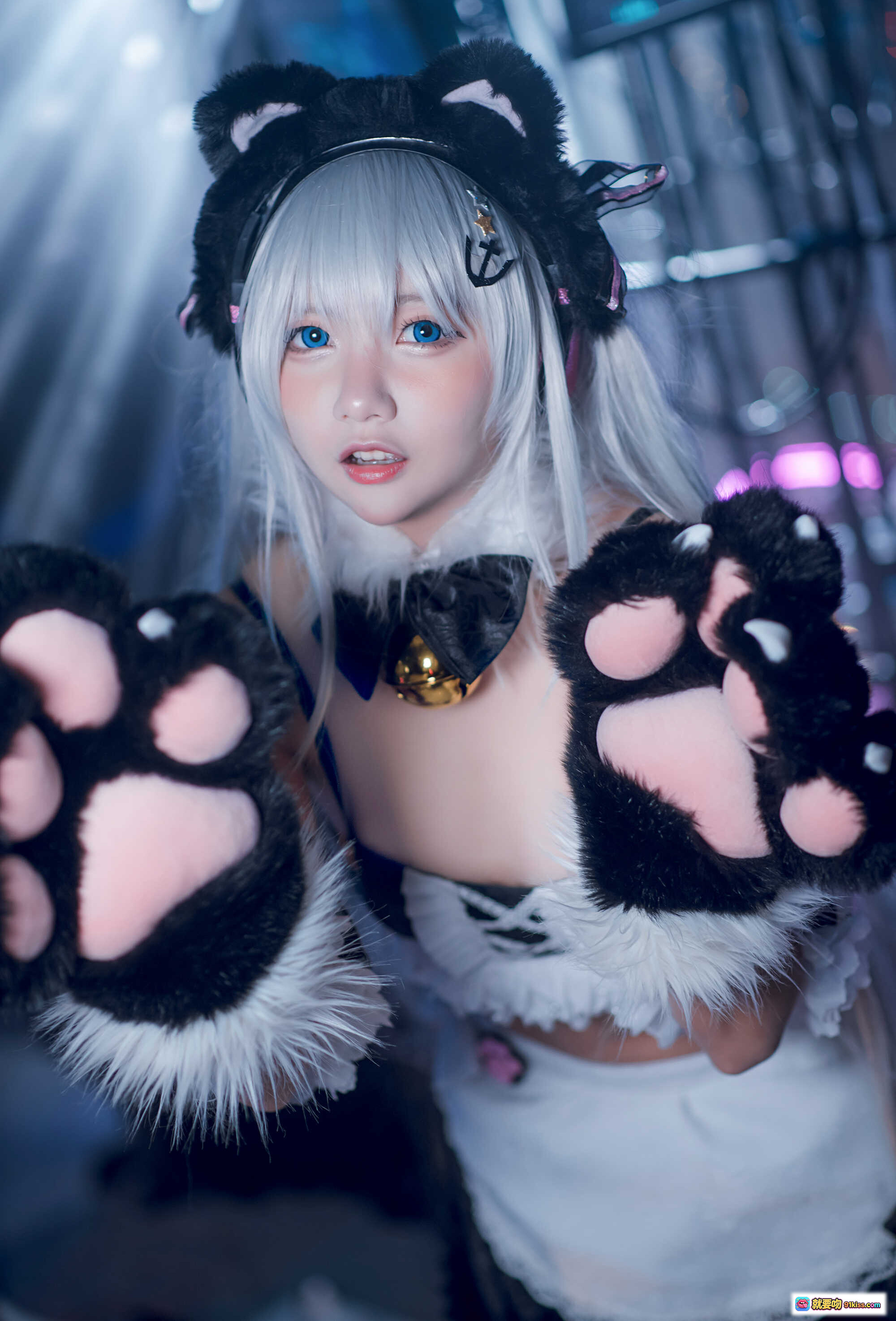 图片[6] - 哈曼cosplay猫耳女仆装 白发蓝瞳 黑白蕾丝制服 毛绒手套 白丝袜 二次元动漫角色扮演 精致妆容 舞台灯光氛围感 - 就要吻