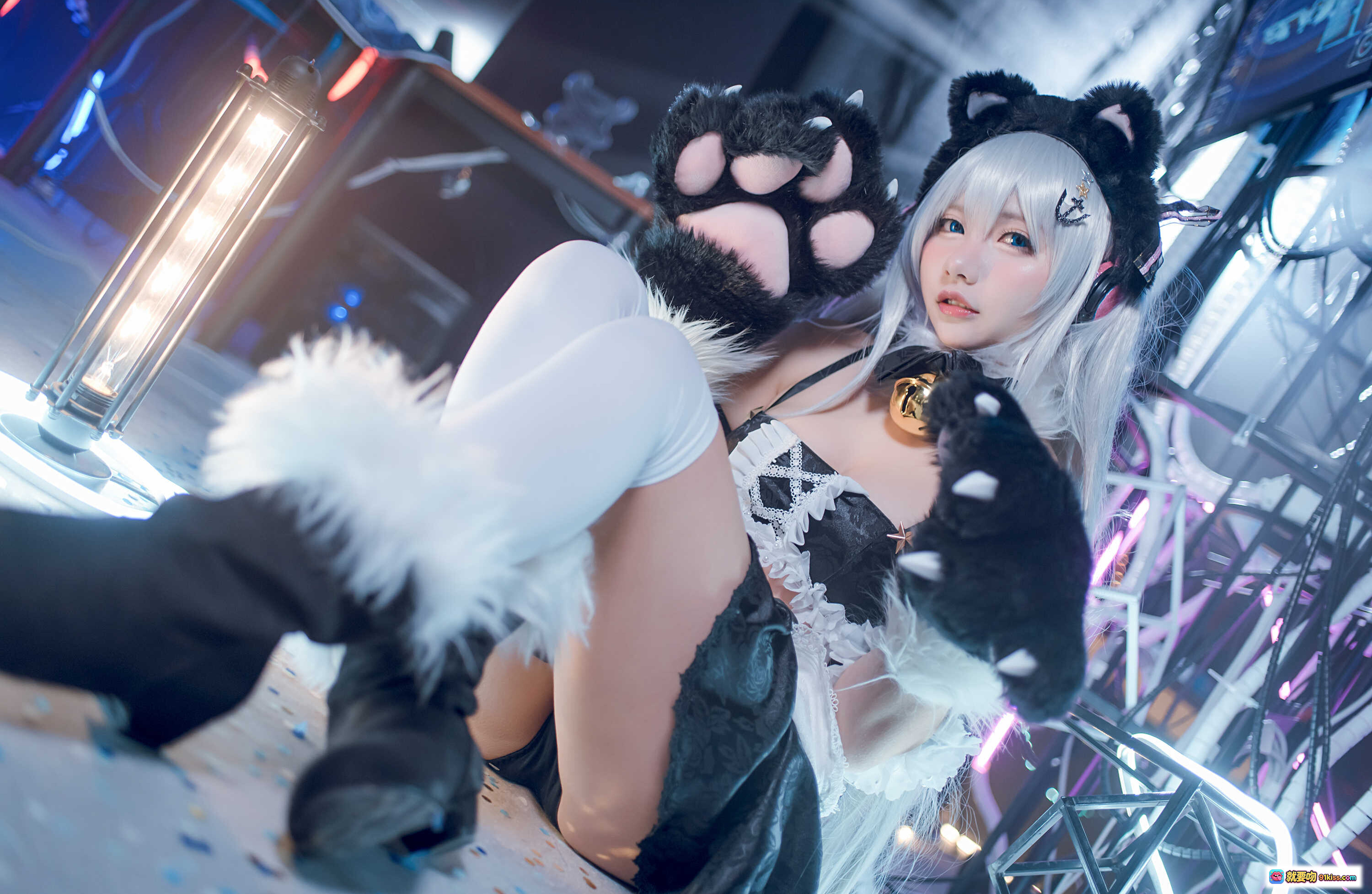 图片[4] - 哈曼cosplay猫耳女仆装 白发蓝瞳 黑白蕾丝制服 毛绒手套 白丝袜 二次元动漫角色扮演 精致妆容 舞台灯光氛围感 - 就要吻