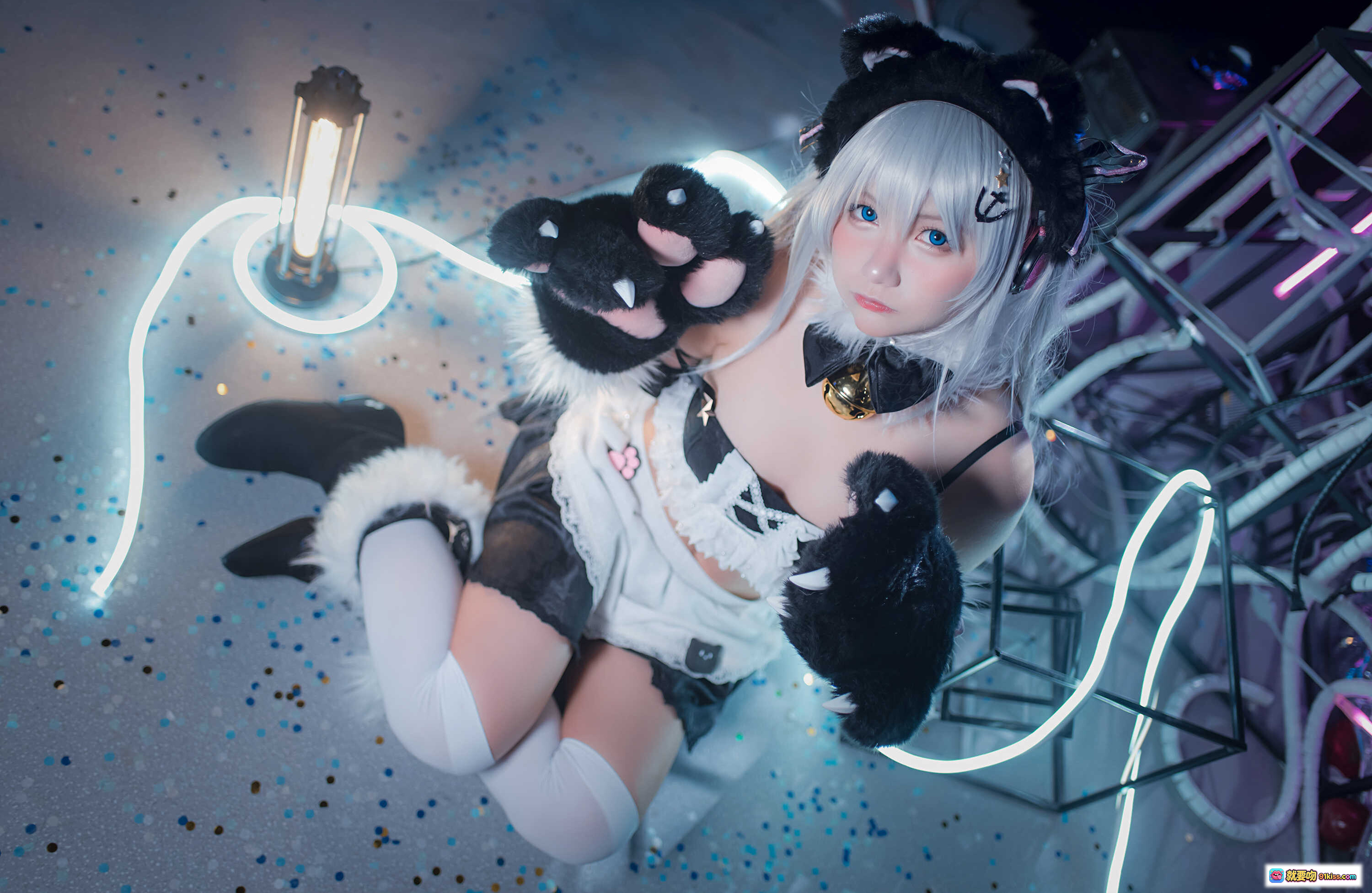 图片[2] - 哈曼cosplay猫耳女仆装 白发蓝瞳 黑白蕾丝制服 毛绒手套 白丝袜 二次元动漫角色扮演 精致妆容 舞台灯光氛围感 - 就要吻