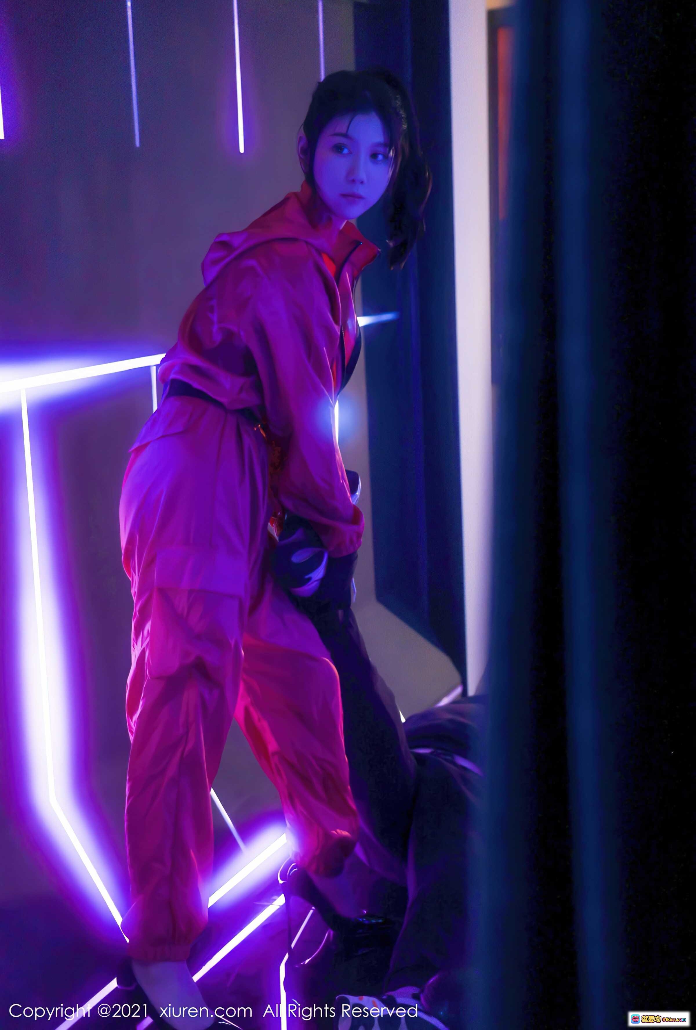 图片[8] - 李雅柔红色连体衣科幻走廊写真｜霓虹灯效未来感造型｜秀人网2021.11.25 No.4266 - 就要吻