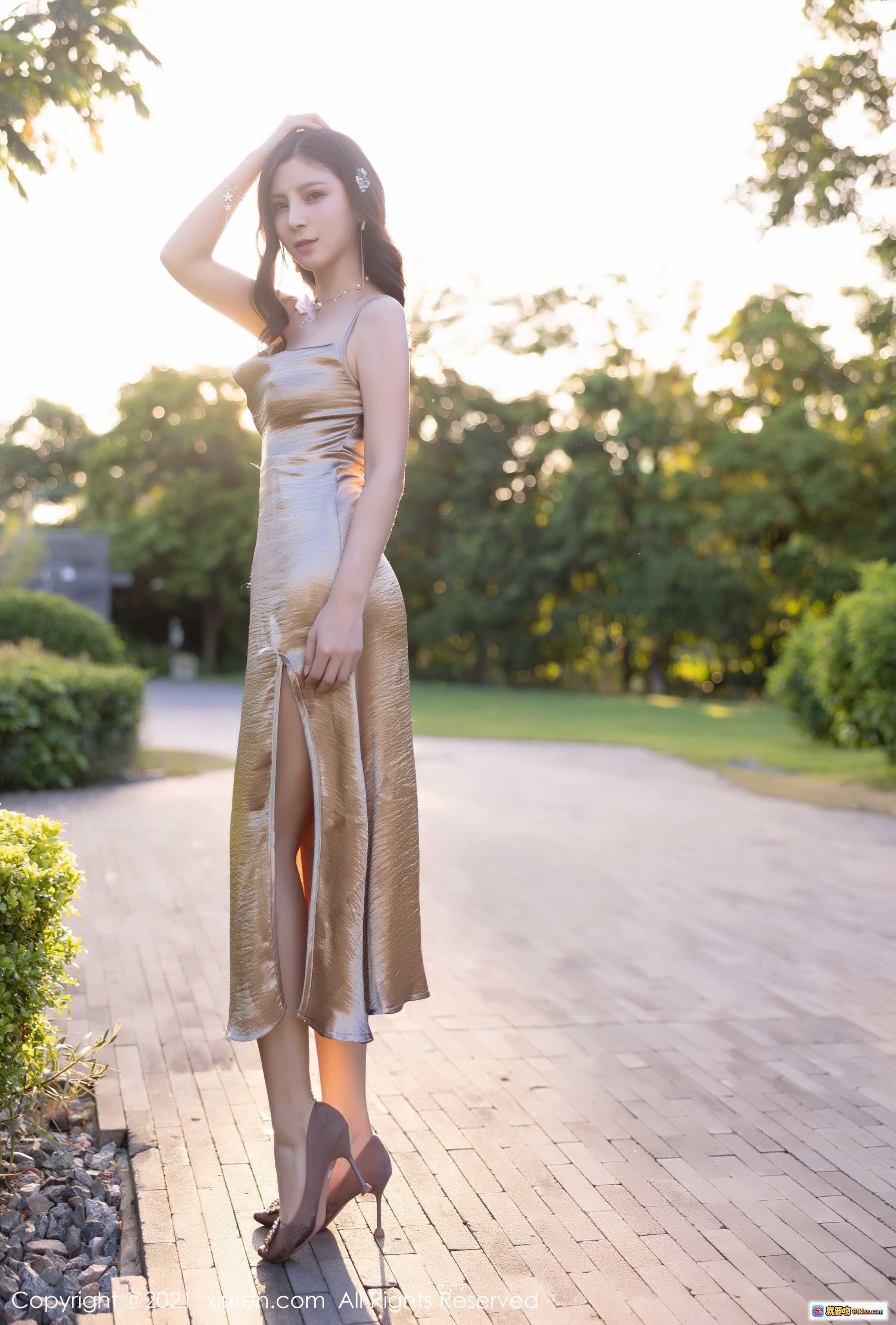 图片[8] - 小蛮妖金色吊带长裙优雅写真 | 秀人网2021.11.23 No.4254 | 户外台阶光影人像 | 高跟鞋搭配气质造型 - 就要吻