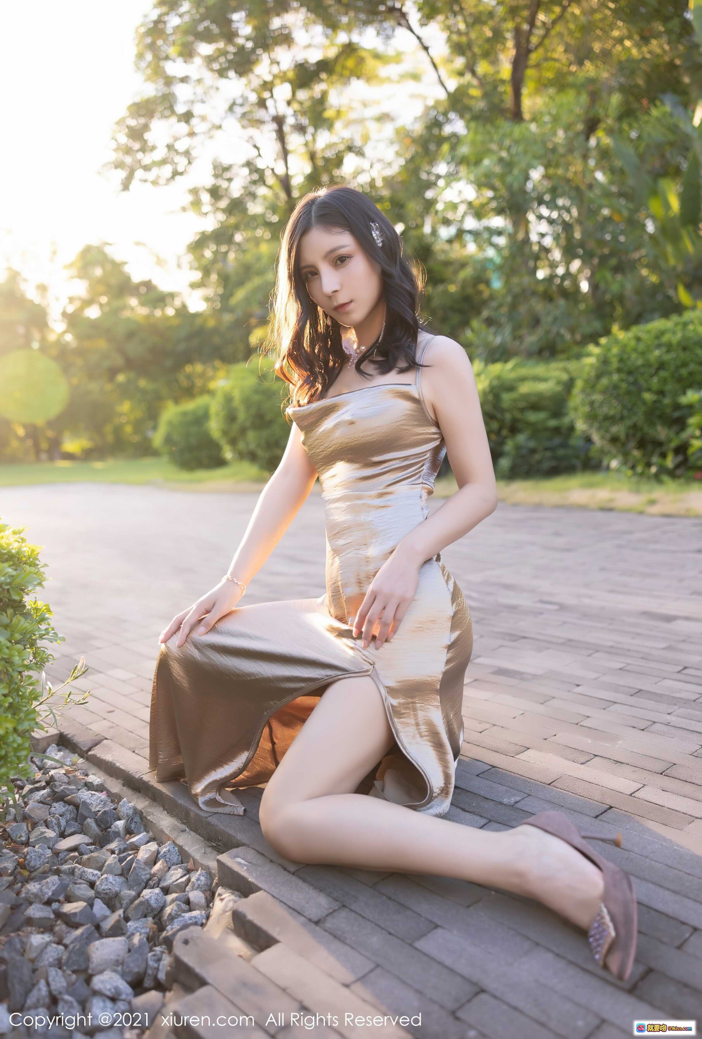 图片[10] - 小蛮妖金色吊带长裙优雅写真 | 秀人网2021.11.23 No.4254 | 户外台阶光影人像 | 高跟鞋搭配气质造型 - 就要吻