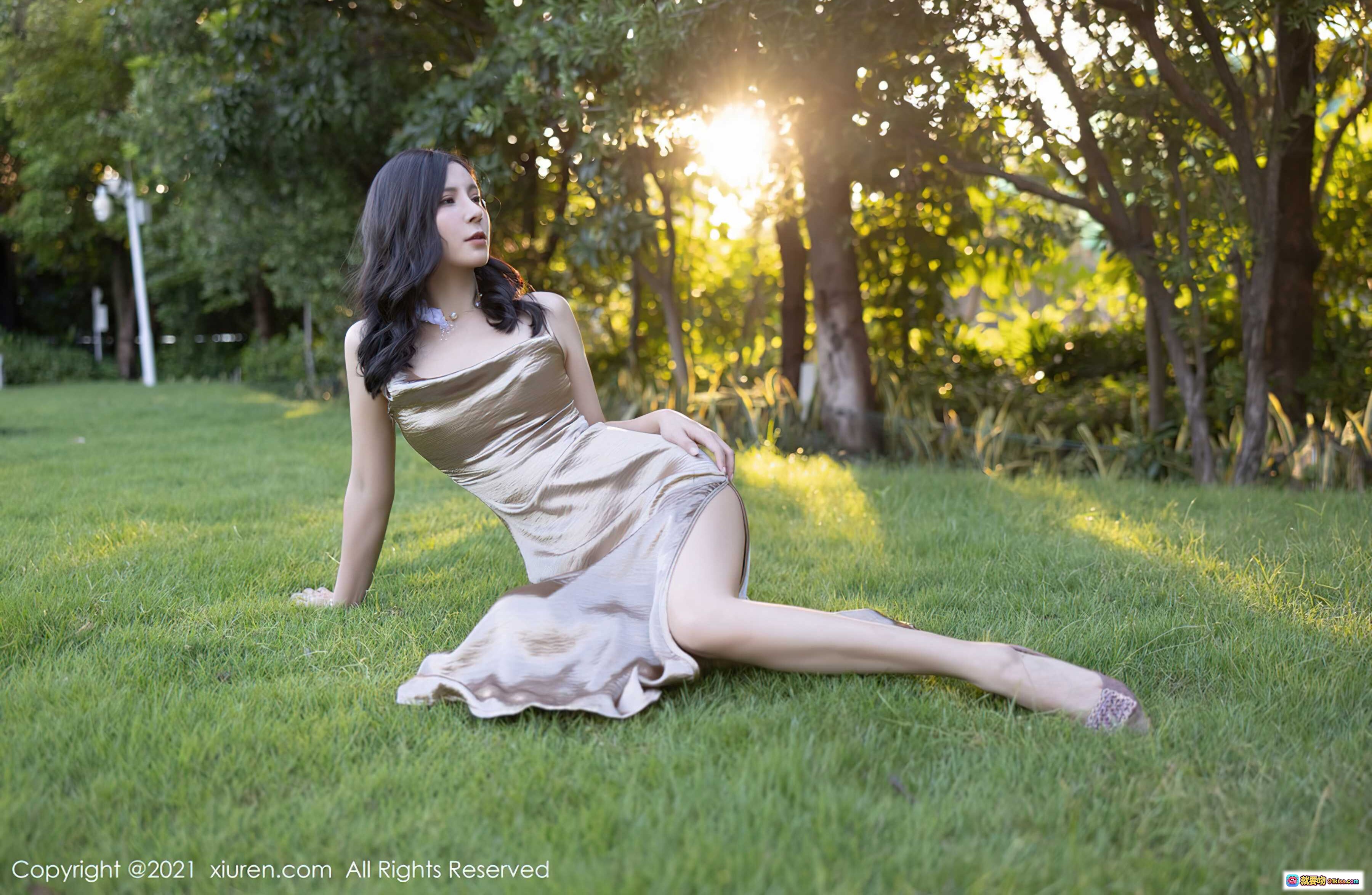 图片[6] - 小蛮妖金色吊带长裙优雅写真 | 秀人网2021.11.23 No.4254 | 户外台阶光影人像 | 高跟鞋搭配气质造型 - 就要吻