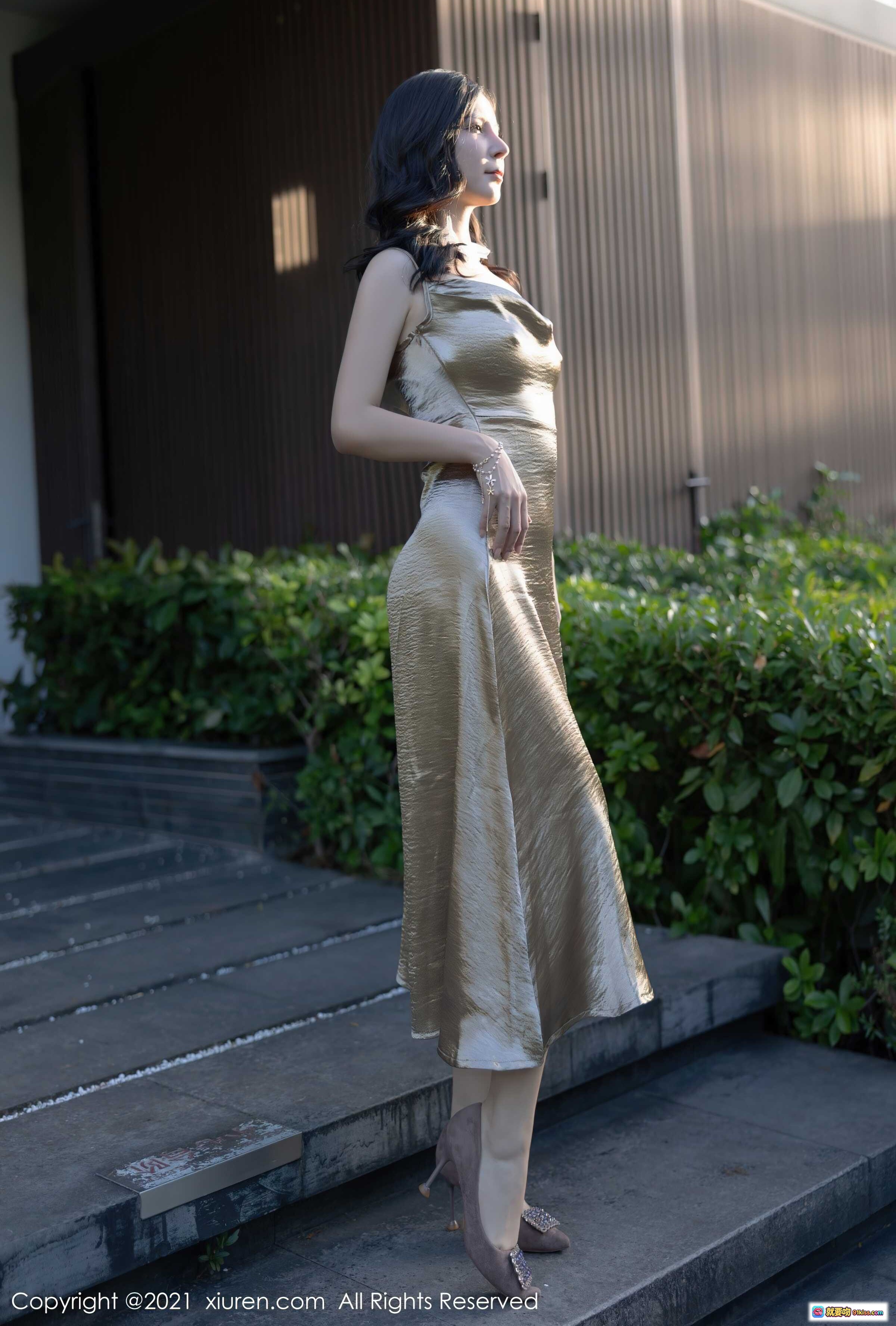 图片[1] - 小蛮妖金色吊带长裙优雅写真 | 秀人网2021.11.23 No.4254 | 户外台阶光影人像 | 高跟鞋搭配气质造型 - 就要吻